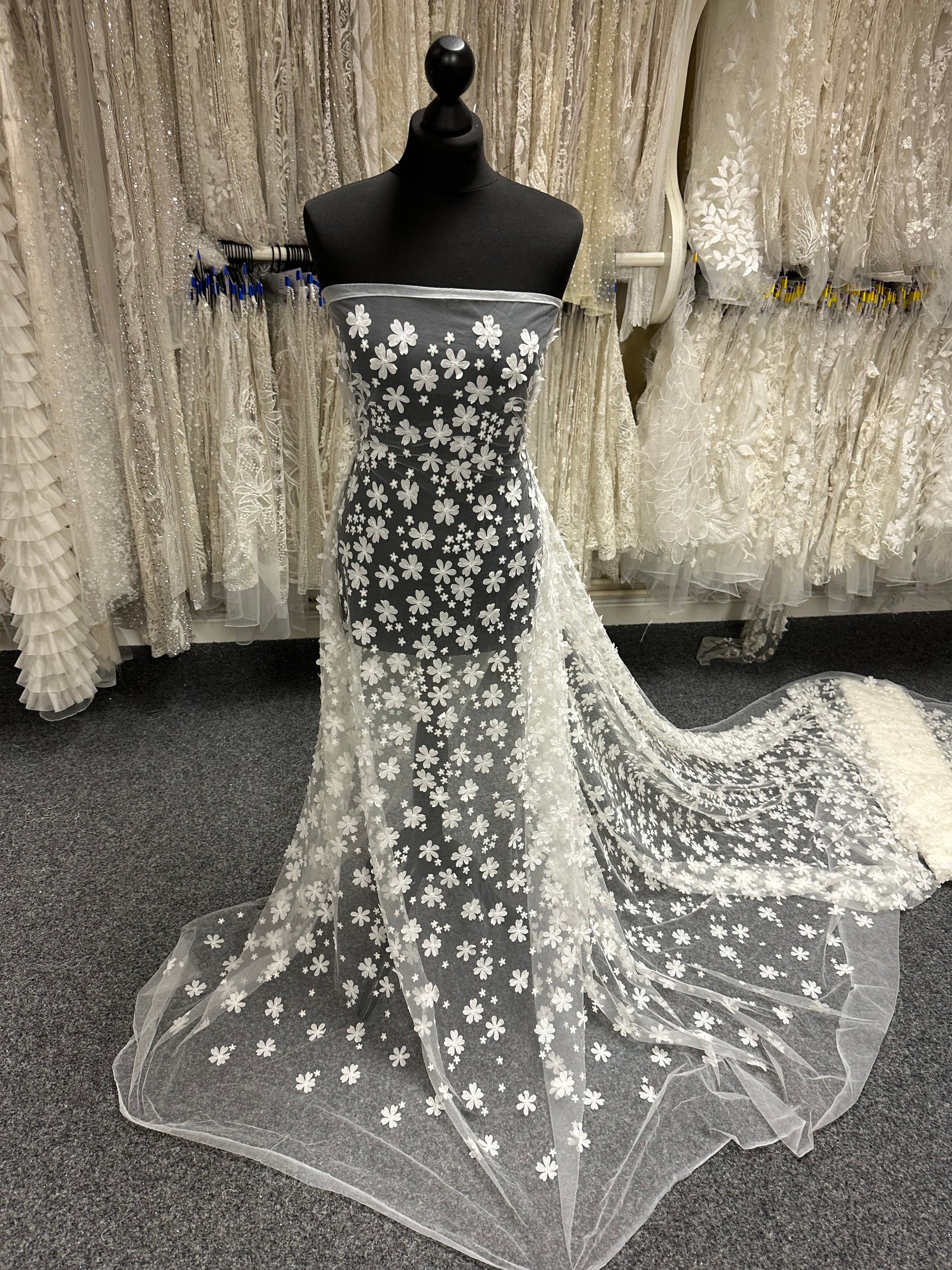 Elfenbeinfarbene bestickte Spitze - EB5046