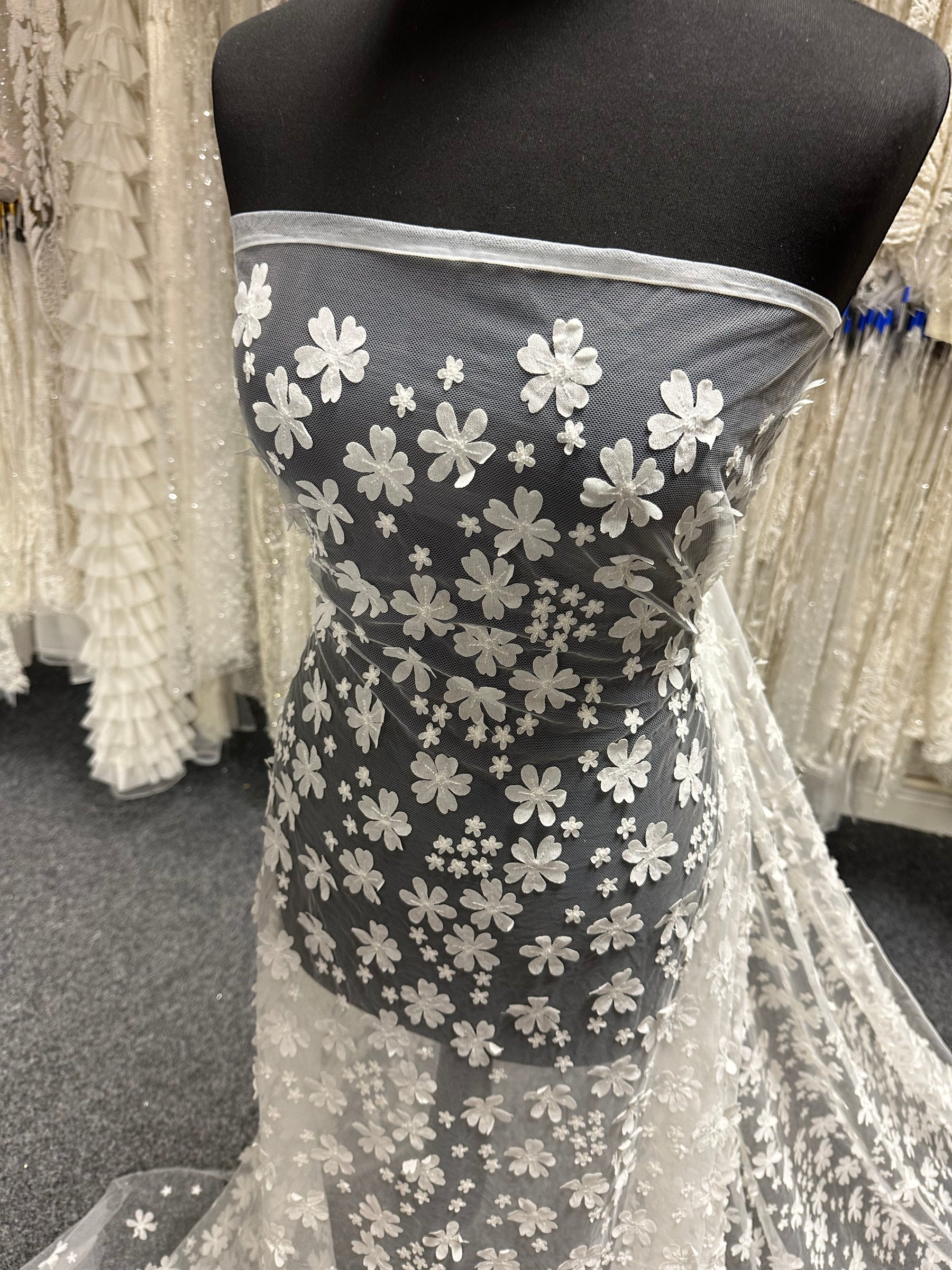 Elfenbeinfarbene bestickte Spitze - EB5046