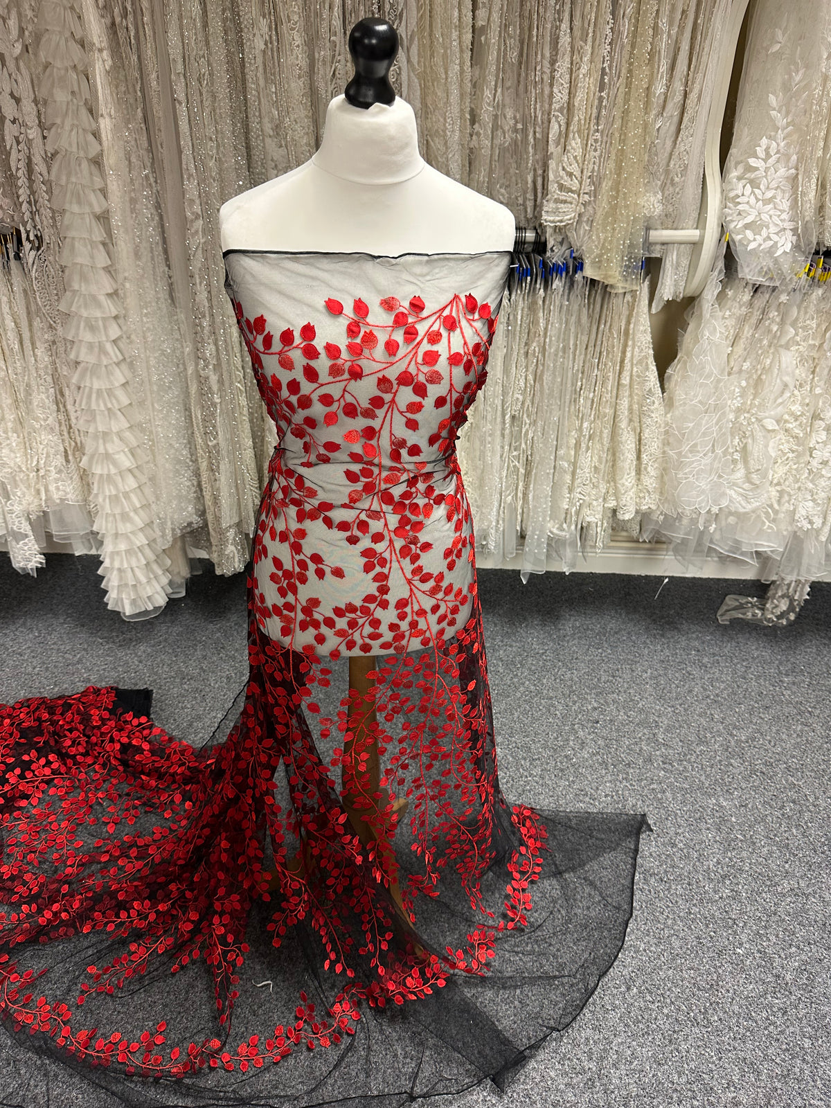 Rot/Schwarze 3D-Stickspitze - EB5034