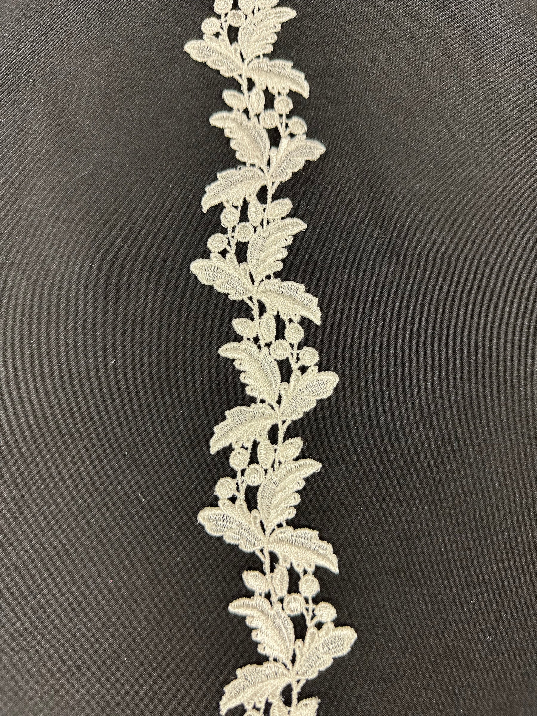 Elfenbeinfarbene Guipure-Spitzenborte - T319