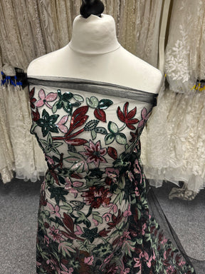 Schwarz mit mehrfarbiger Stickereispitze -EB3066