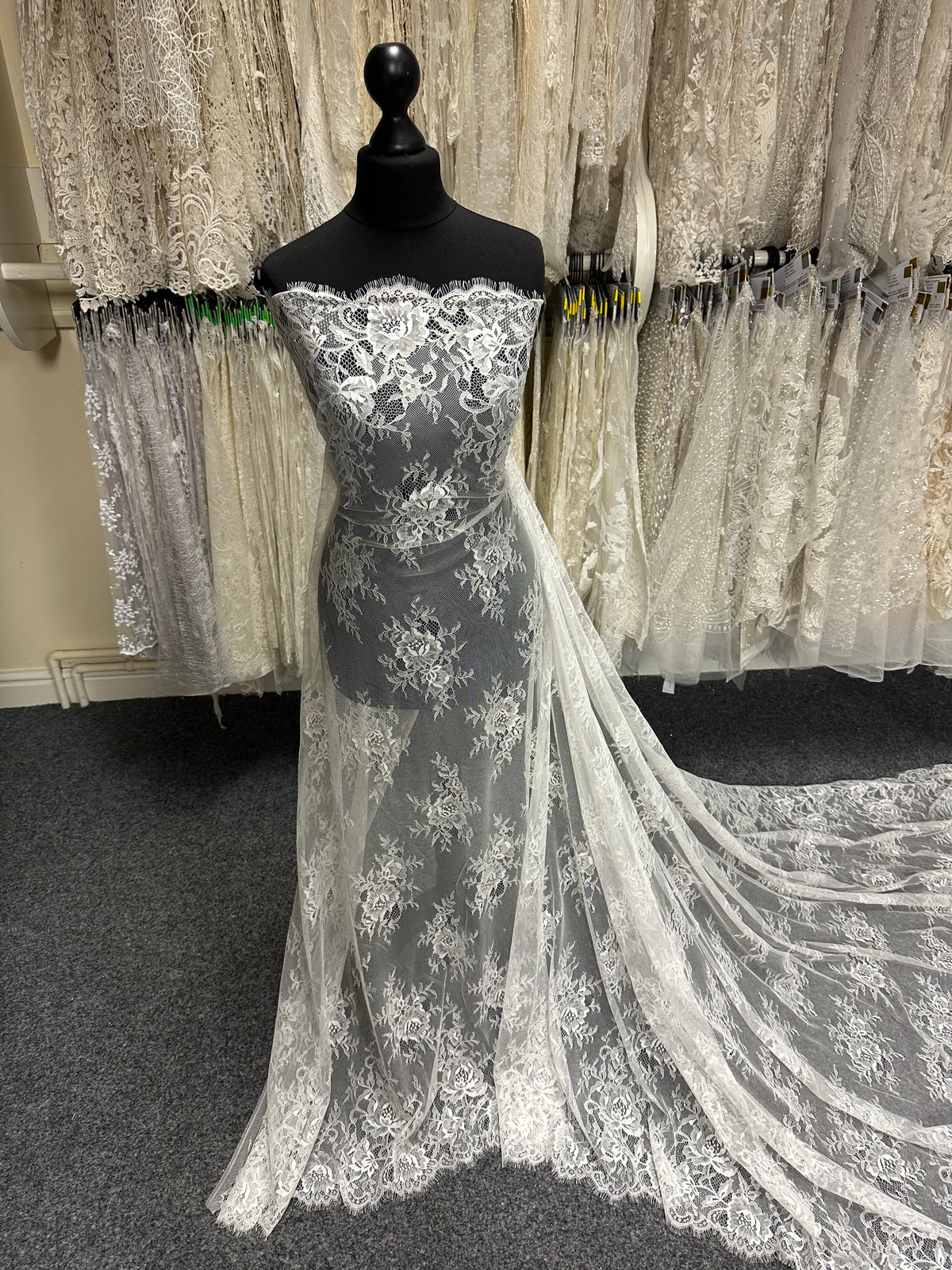 Elfenbeinfarbene Raschelspitze - P195