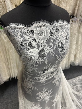 Elfenbeinfarbene Raschelspitze - P195