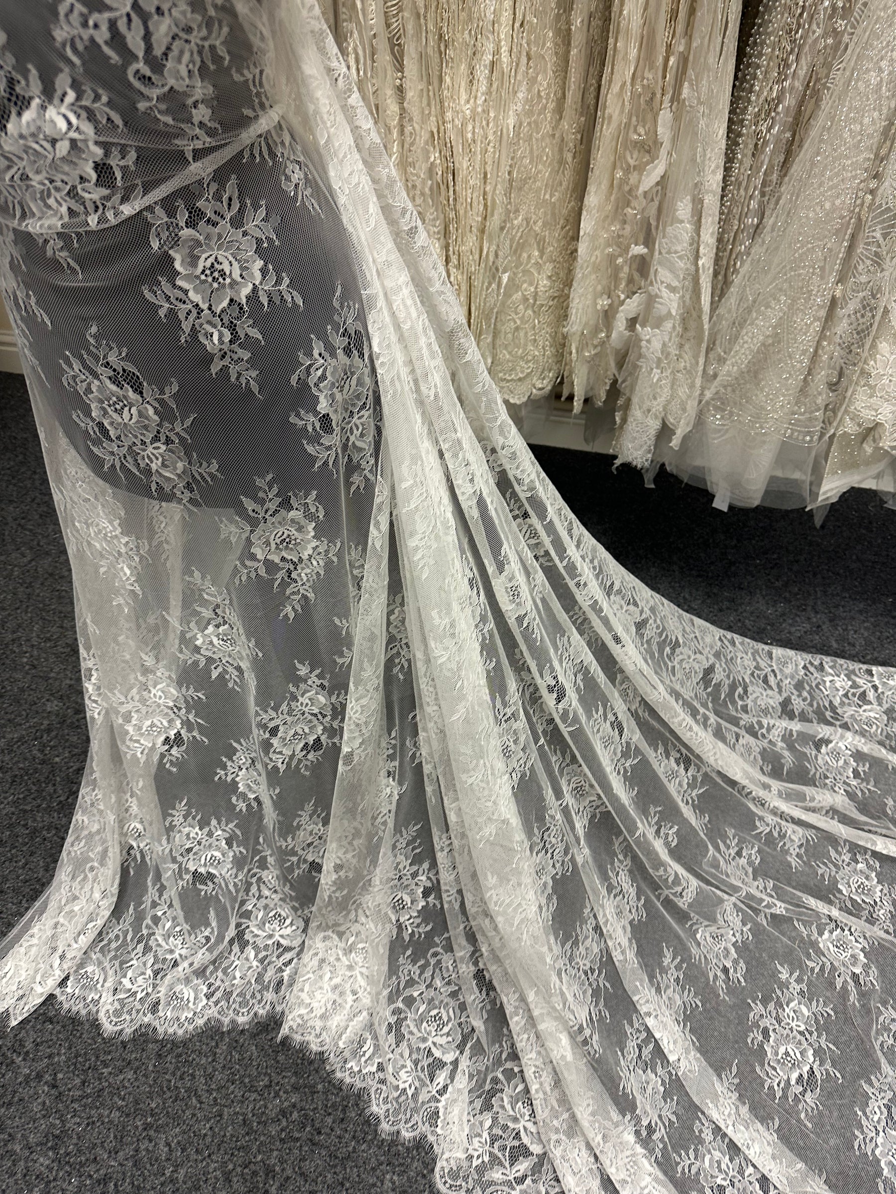 Elfenbeinfarbene Raschelspitze - P195