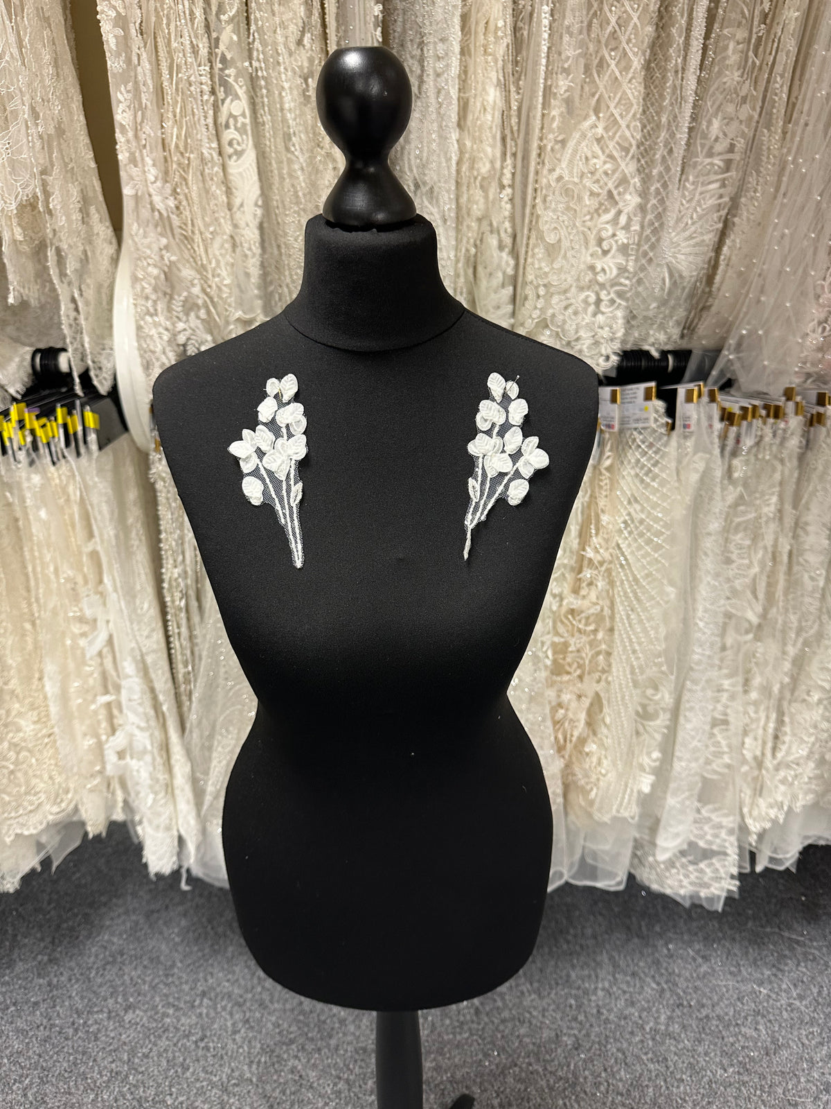 Elfenbeinfarbene florale Spitzenapplikationen – MT6003