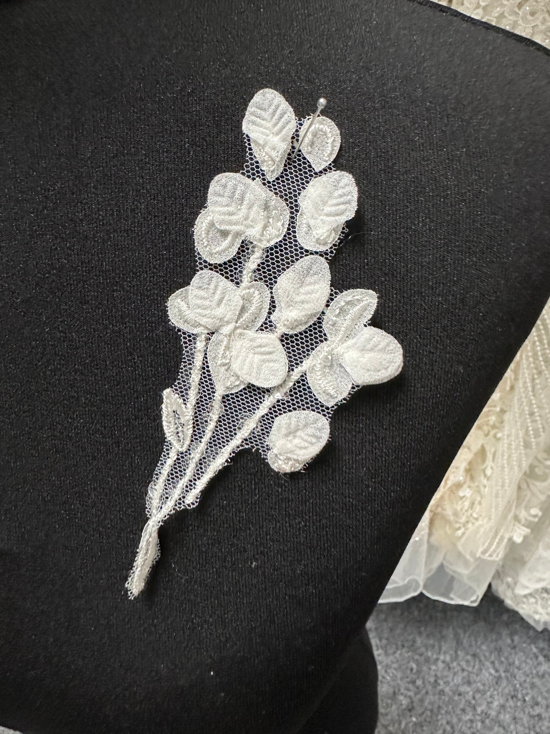Elfenbeinfarbene florale Spitzenapplikationen – MT6003