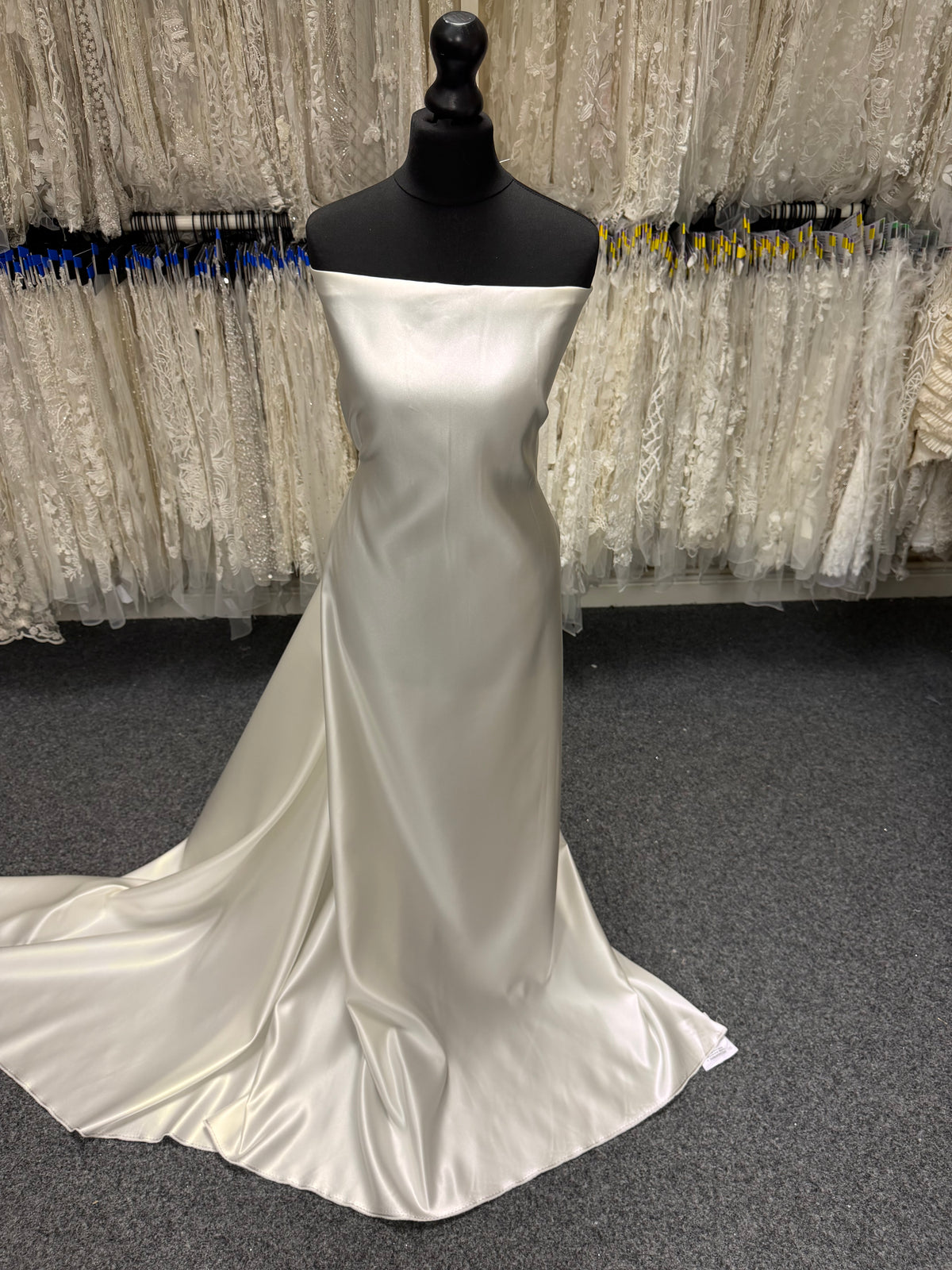 Hell elfenbeinfarbener Polyester-Duchess-Satin - P42