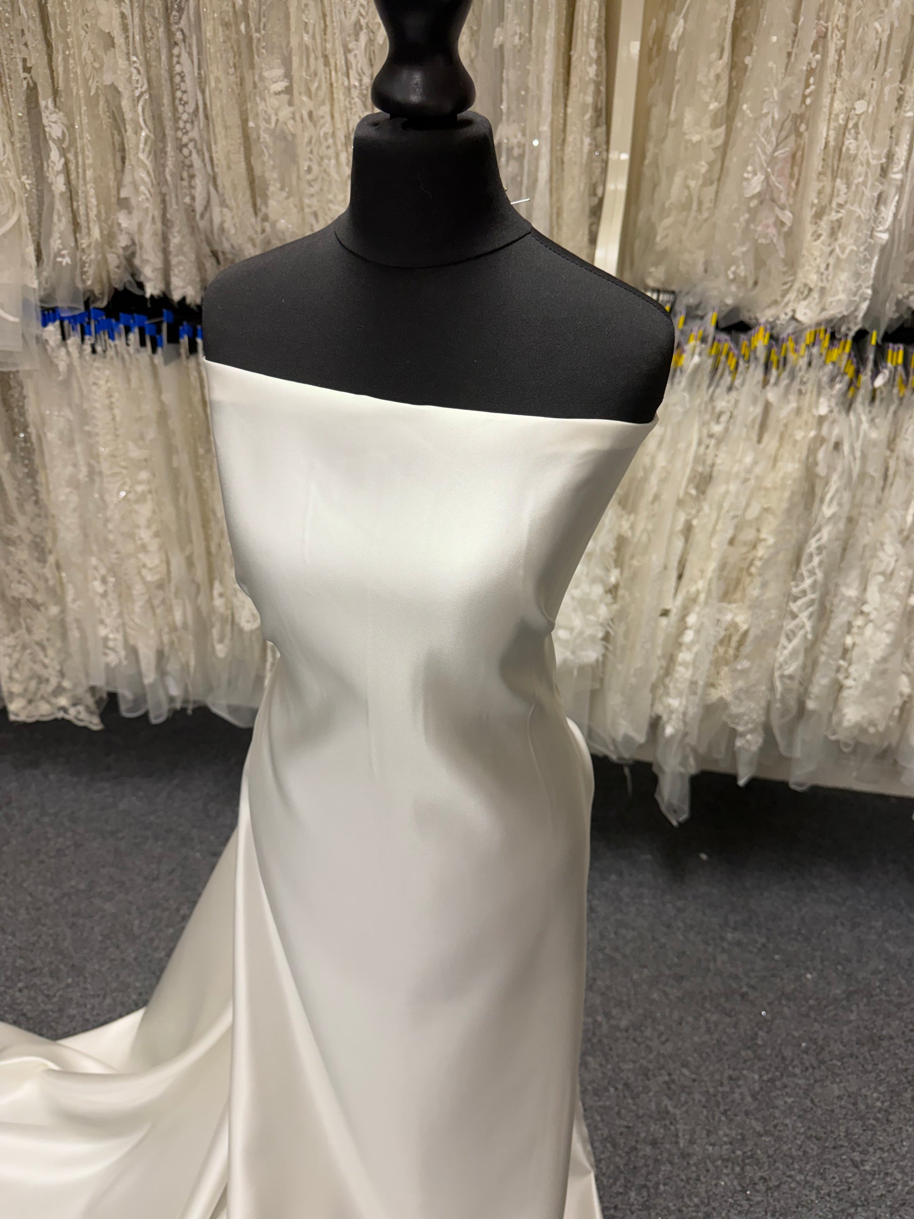 Hell elfenbeinfarbener Polyester-Duchess-Satin - P42