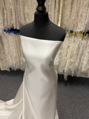 Hell elfenbeinfarbener Polyester-Duchess-Satin - P42