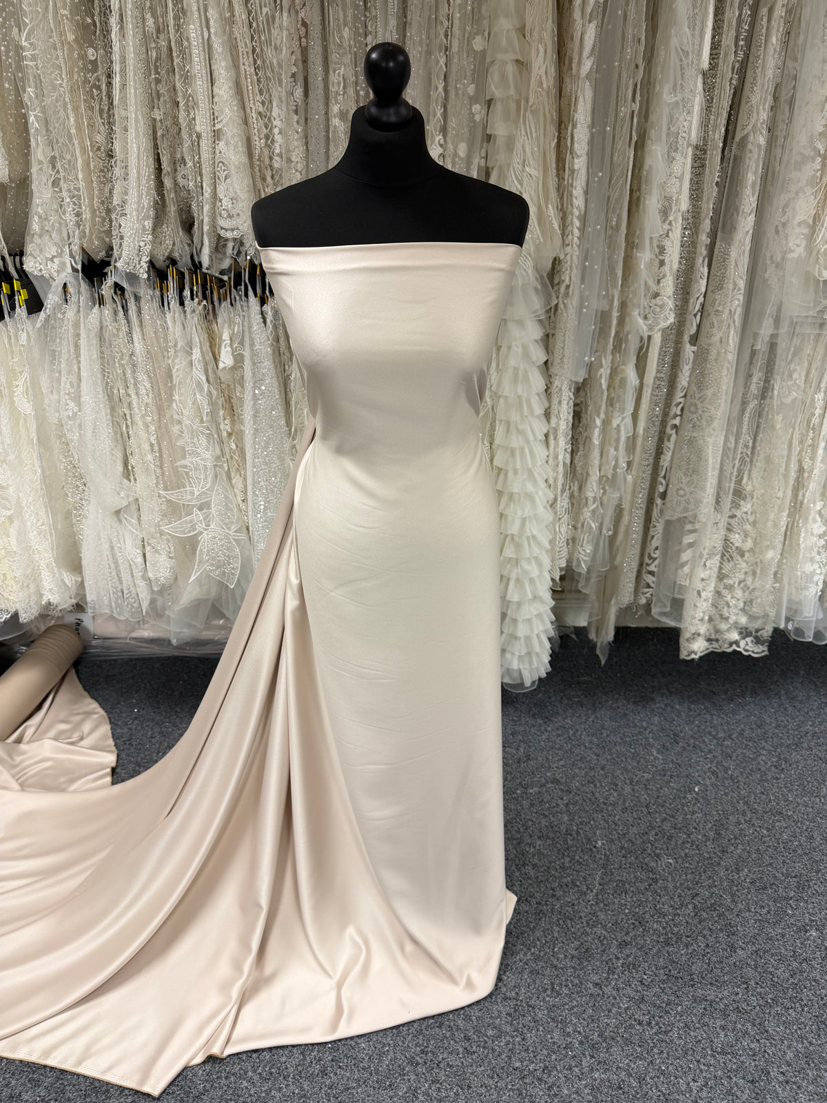 Champagnerfarbener Polyester-Crêpe mit Satinrücken - P60