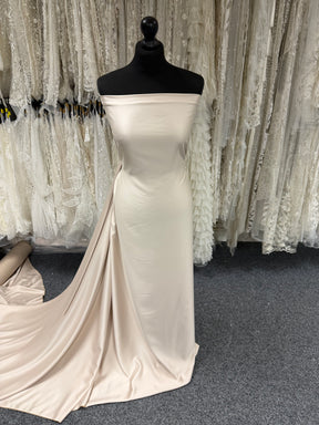 Champagnerfarbener Polyester-Crêpe mit Satinrücken - P60