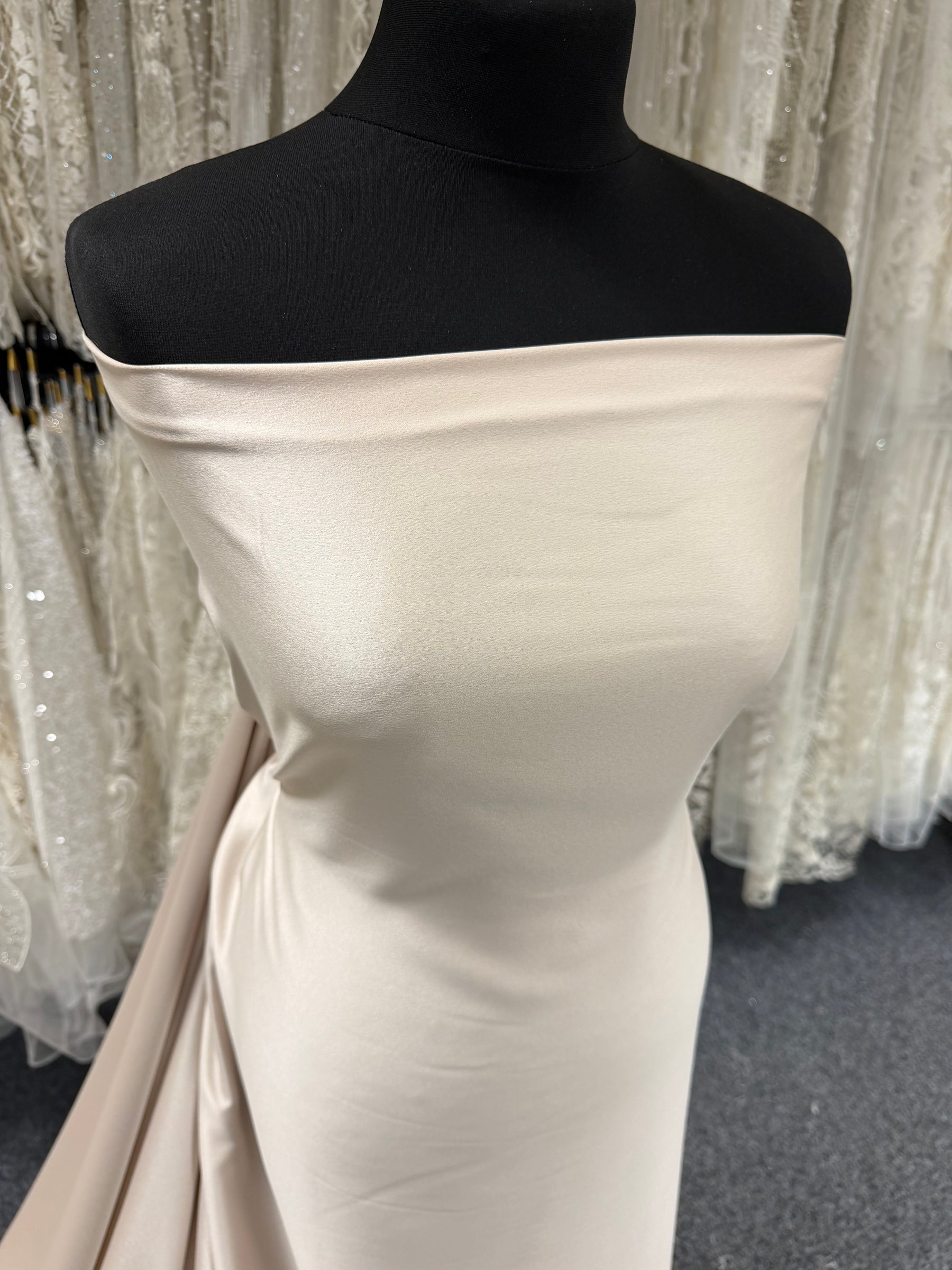 Champagnerfarbener Polyester-Crêpe mit Satinrücken - P60