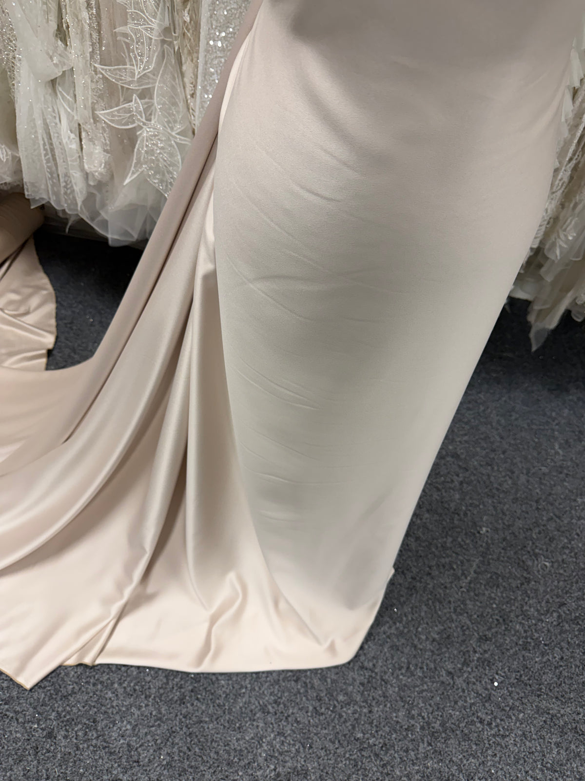 Champagnerfarbener Polyester-Crêpe mit Satinrücken - P60