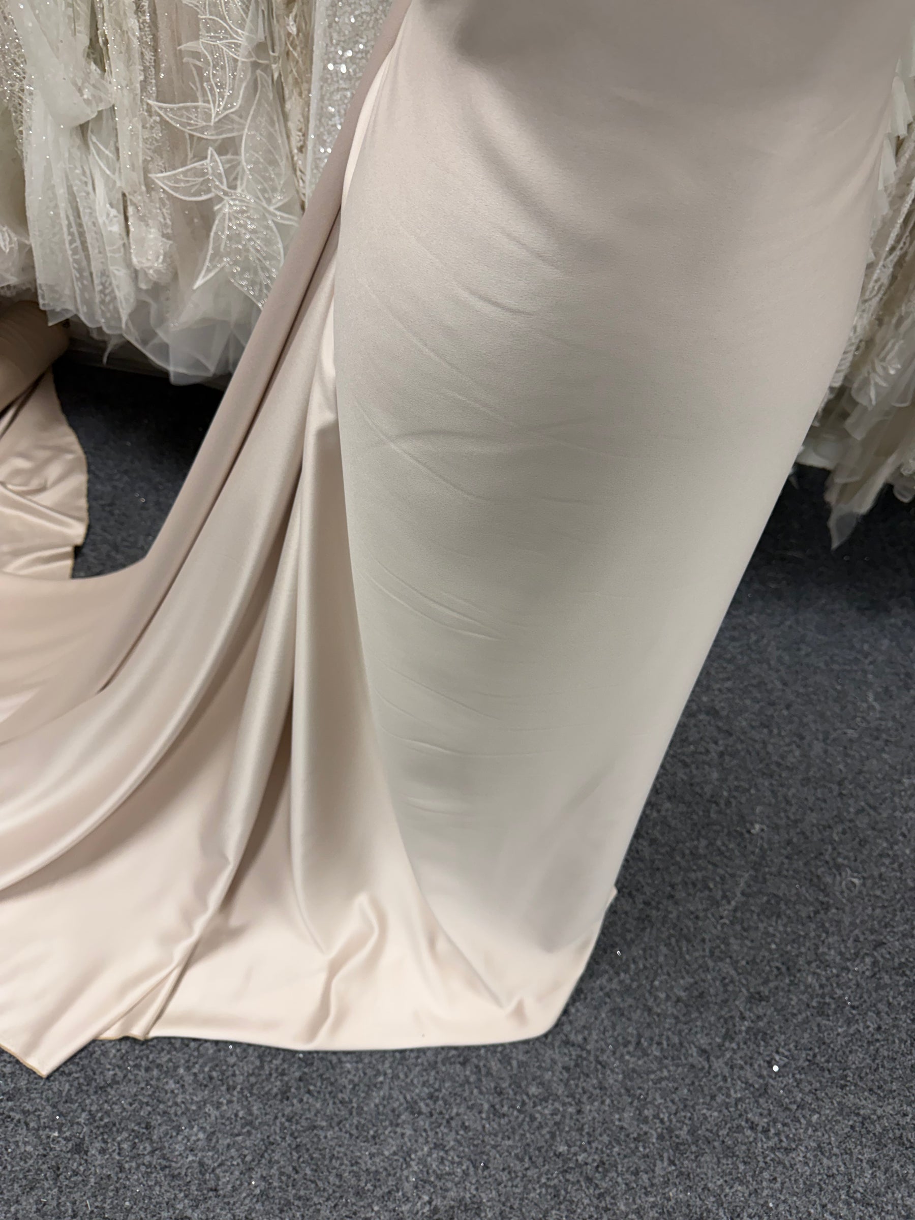 Champagnerfarbener Polyester-Crêpe mit Satinrücken - P60