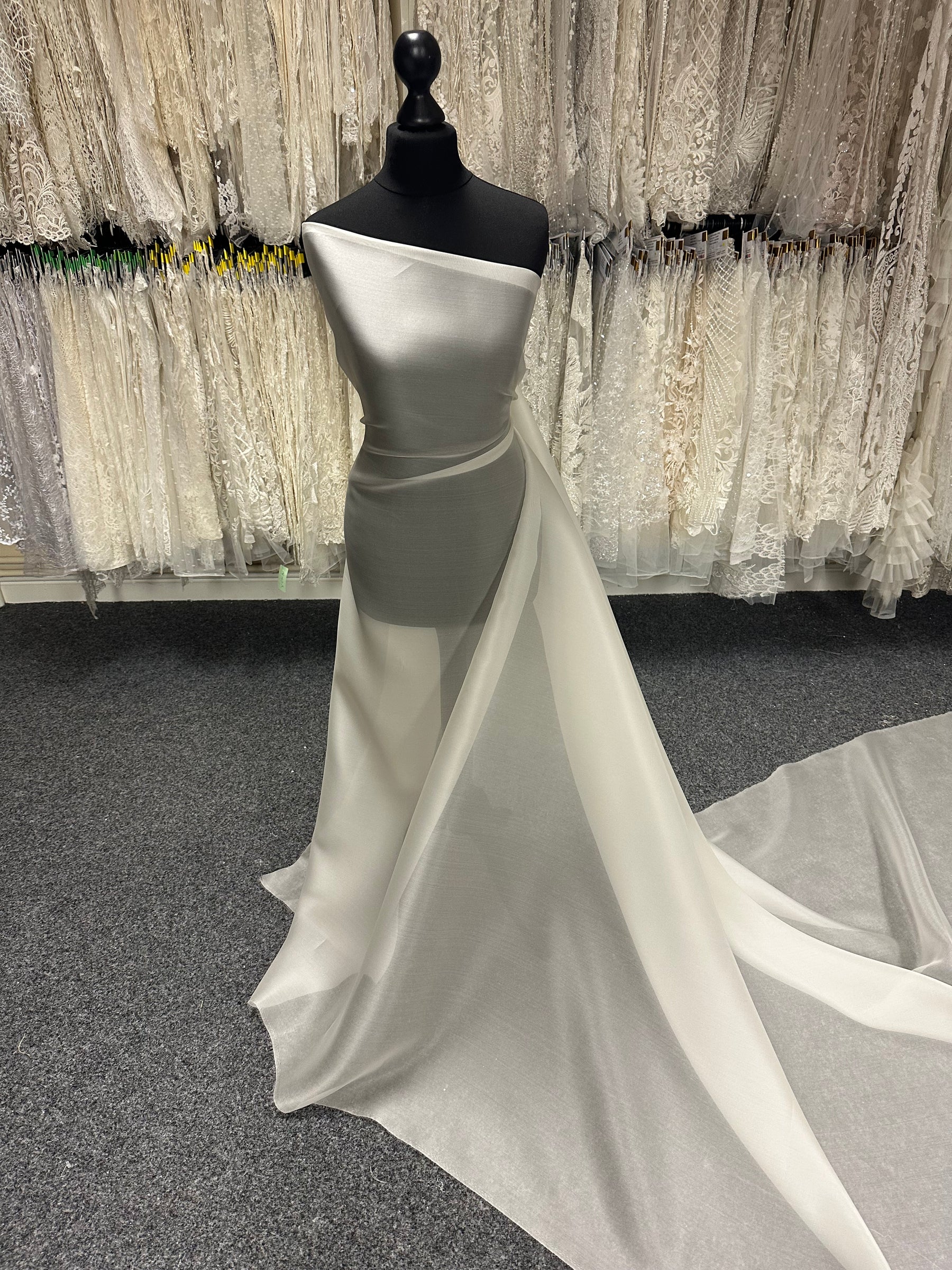 Elfenbeinfarbener Seidensatin-Organza - P771