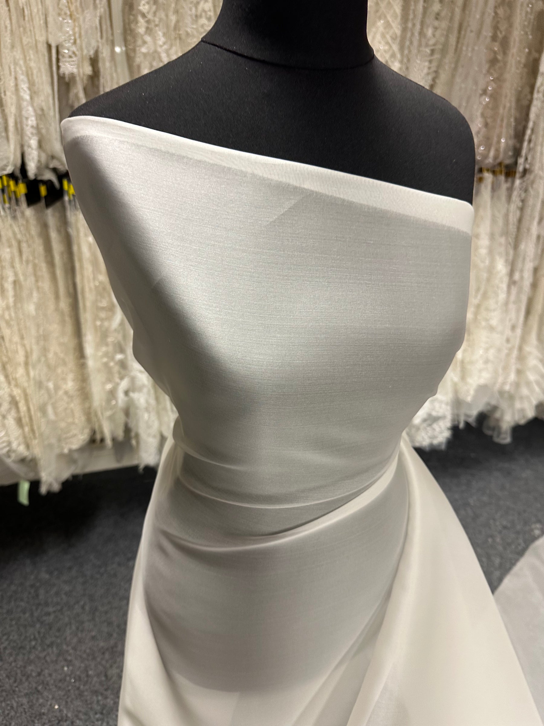 Elfenbeinfarbener Seidensatin-Organza - P771