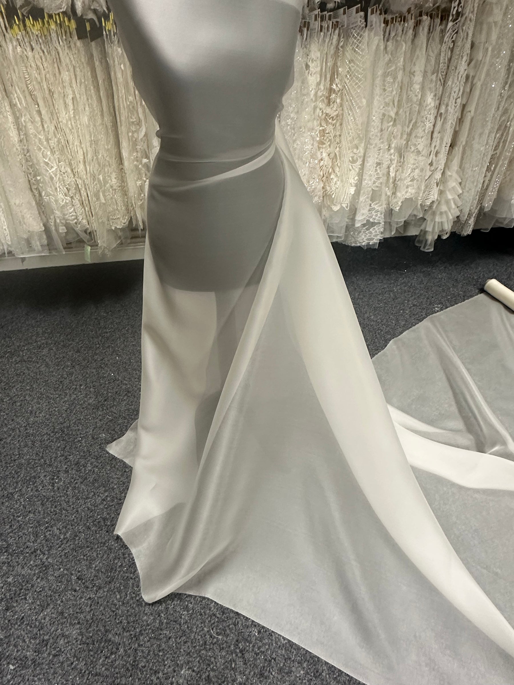 Elfenbeinfarbener Seidensatin-Organza - P771