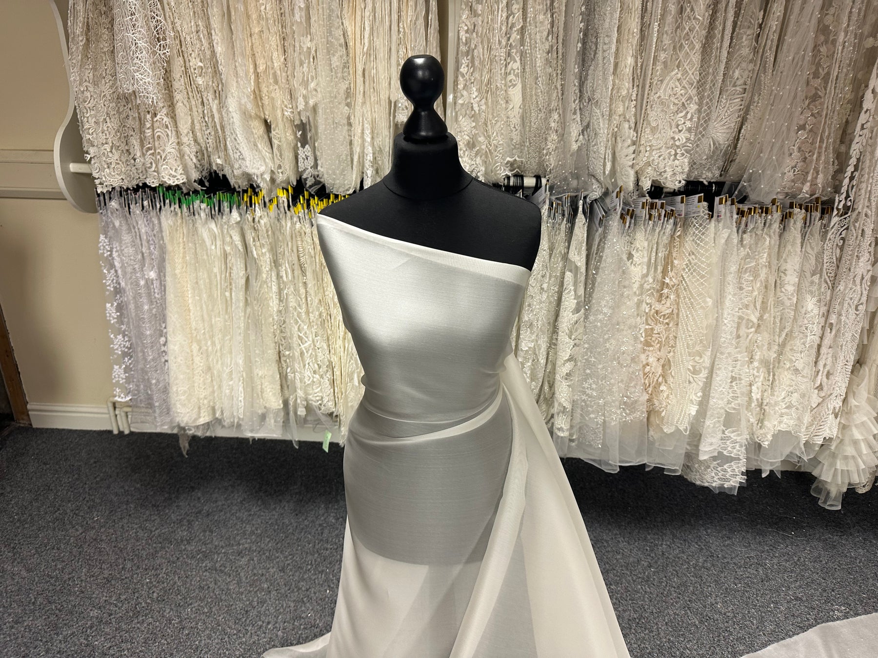Elfenbeinfarbener Seidensatin-Organza - P771