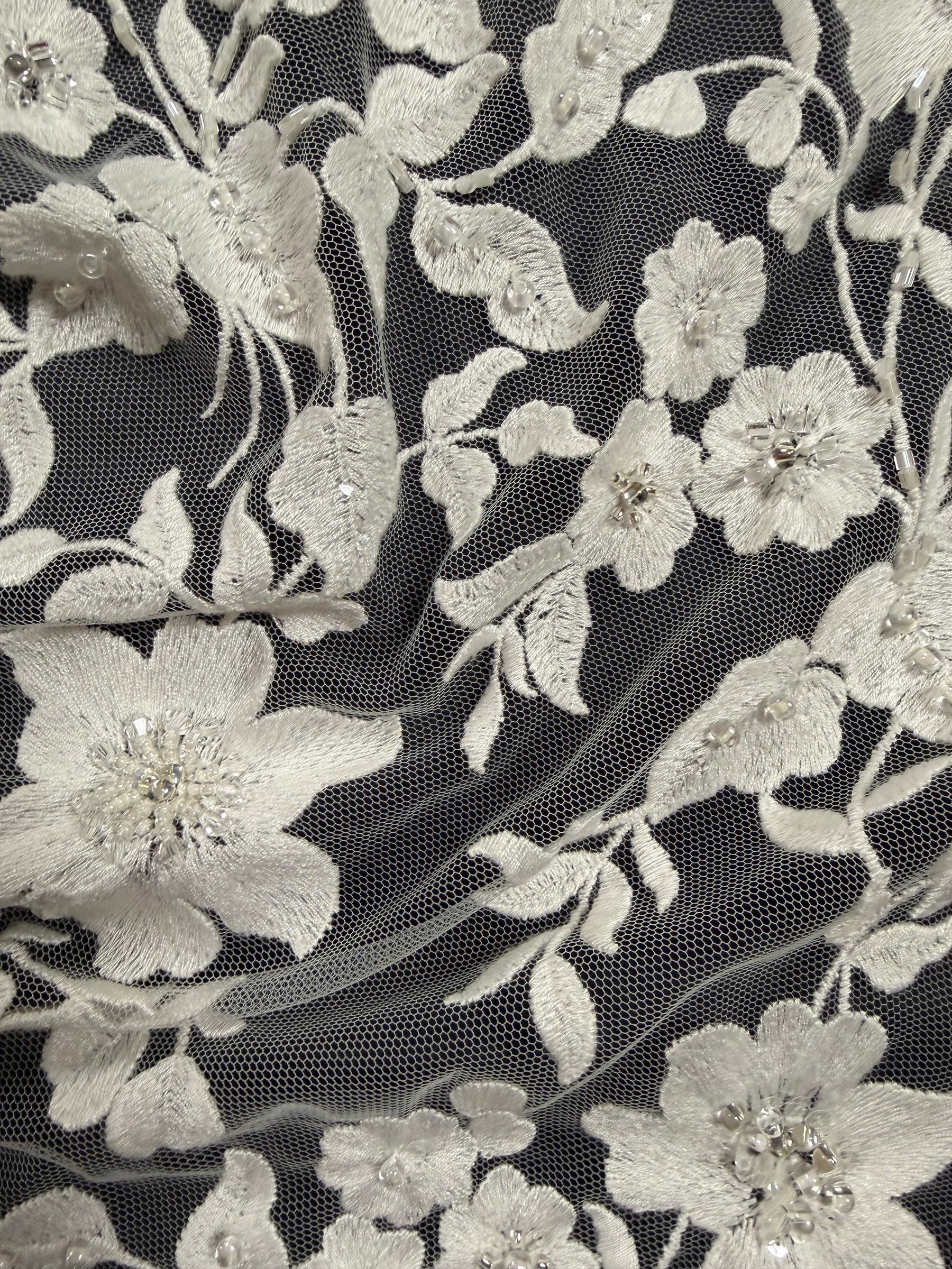 Elfenbein bestickter Perlen-Tüll – EB1083