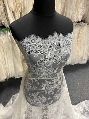 Elfenbeinfarbene Raschelspitze - P157