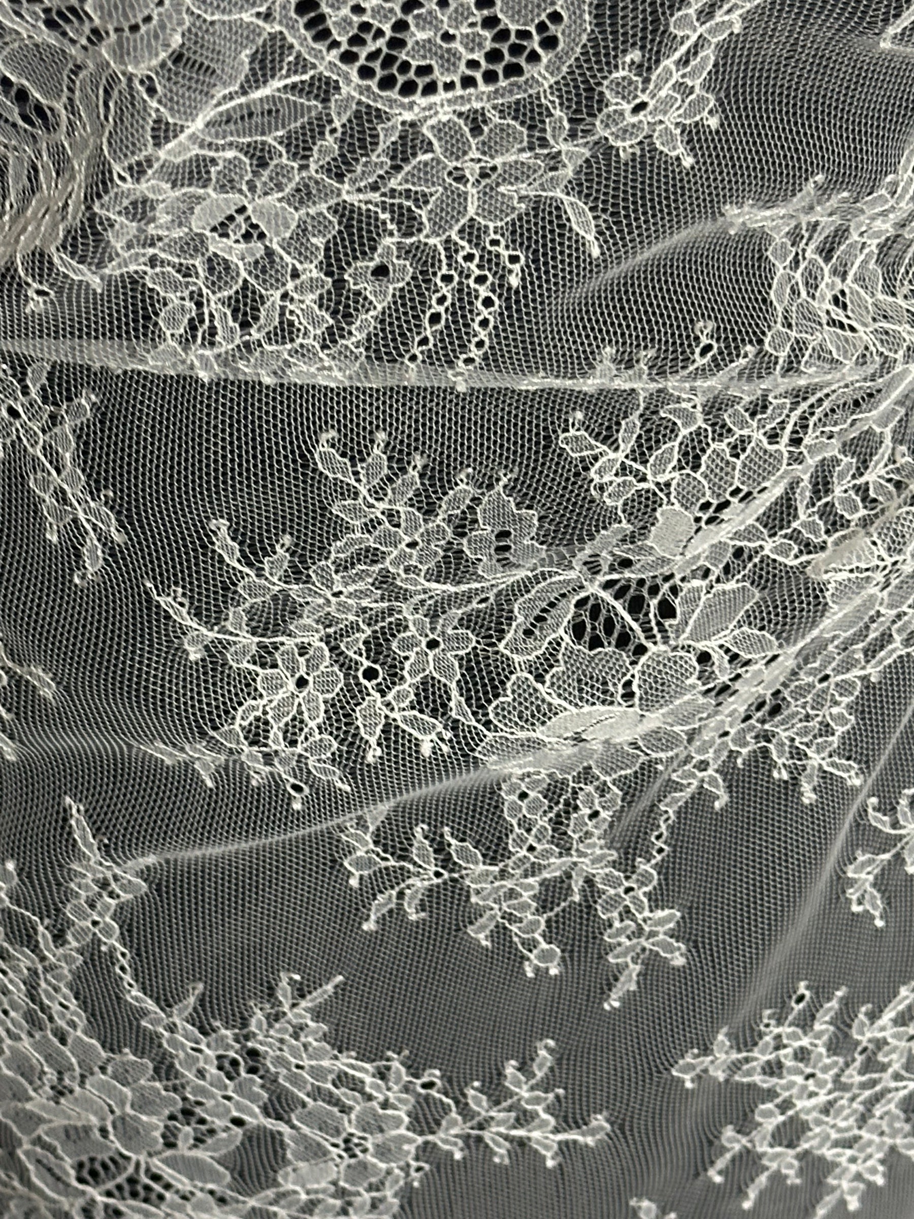 Elfenbeinfarbene Raschelspitze - P157