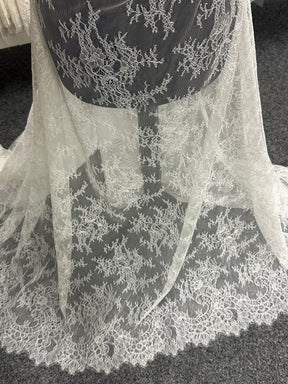 Elfenbeinfarbene Raschelspitze - P157