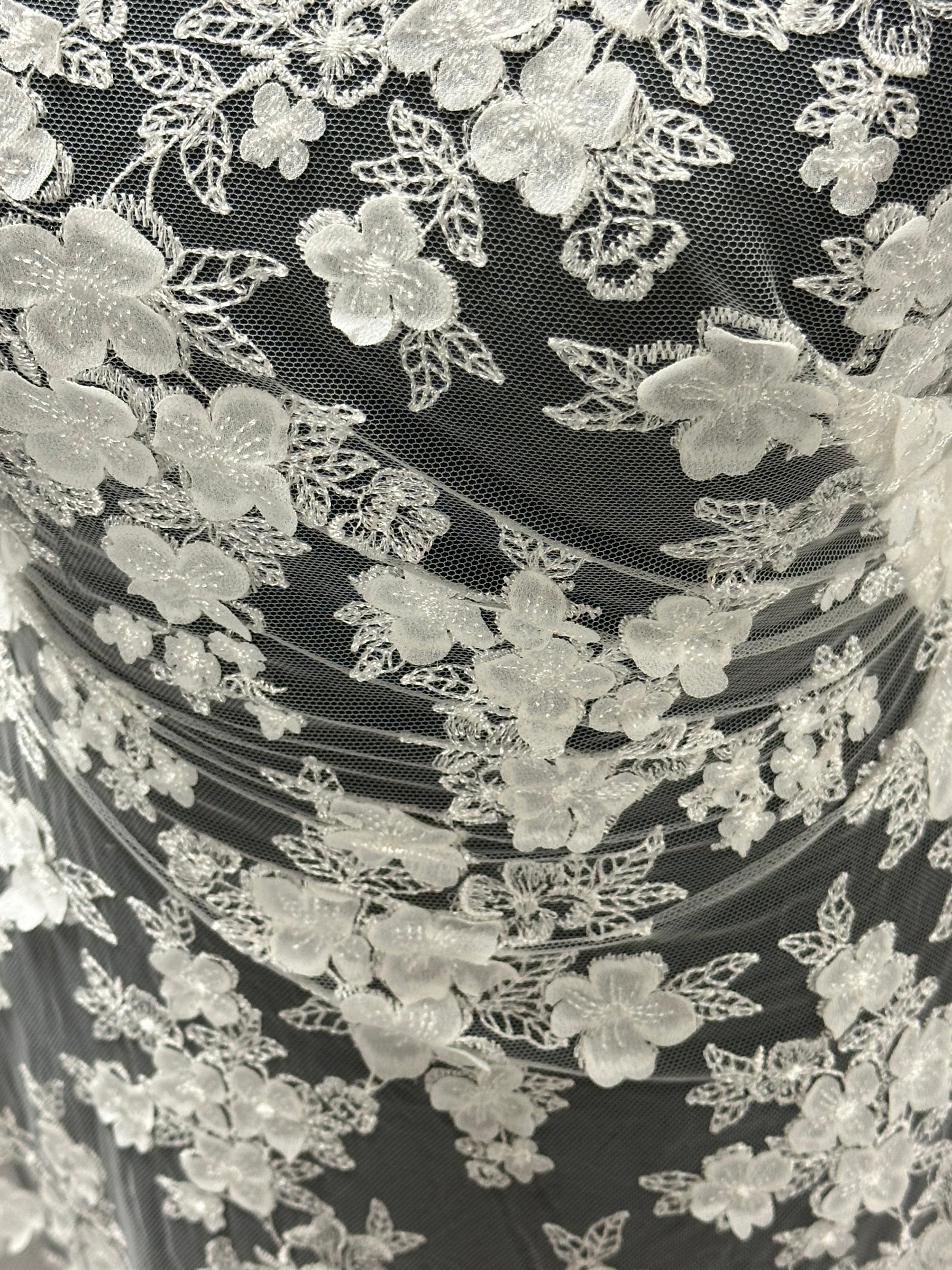 Elfenbeinfarbene, bestickte 3D-Spitze - EB5033