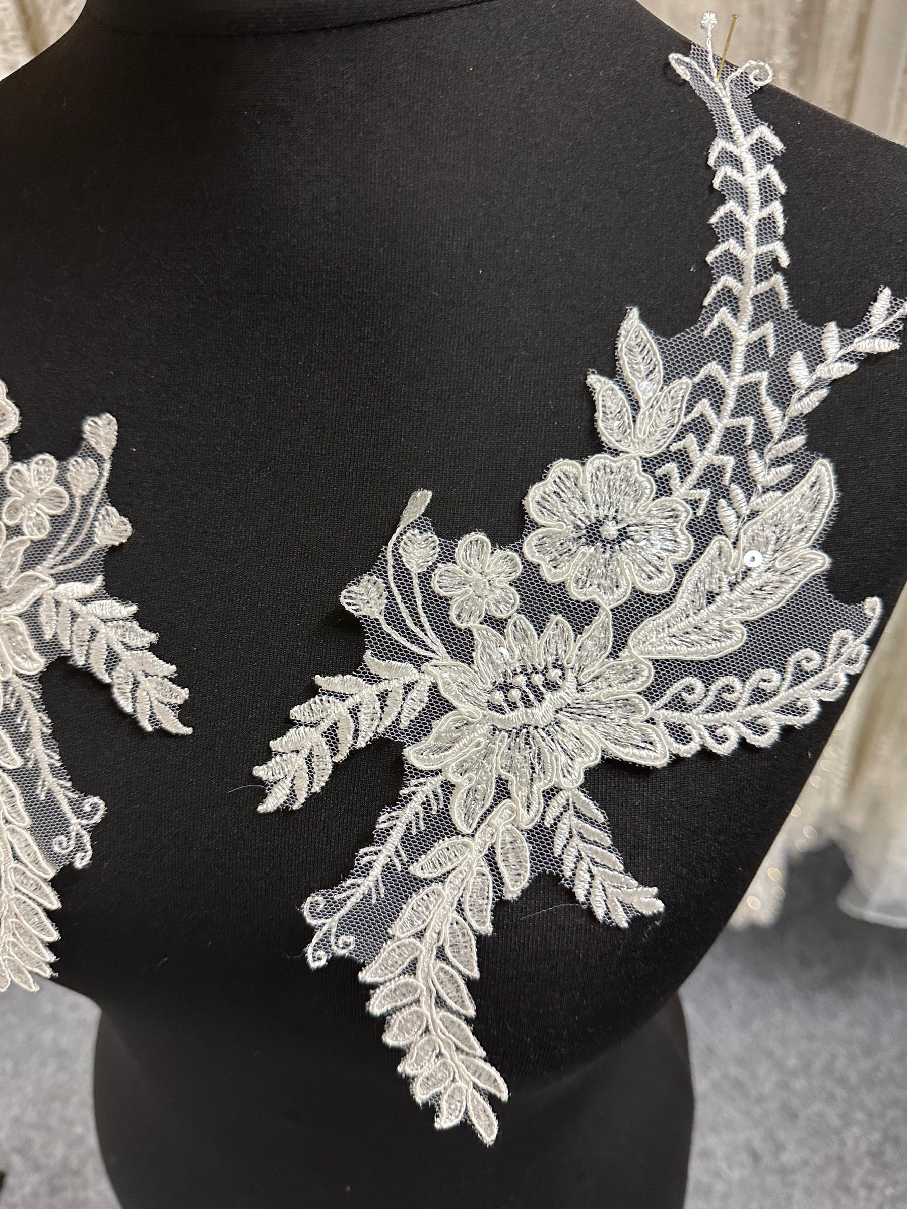 Elfenbeinfarbene Paillettenapplikationen – MT6002