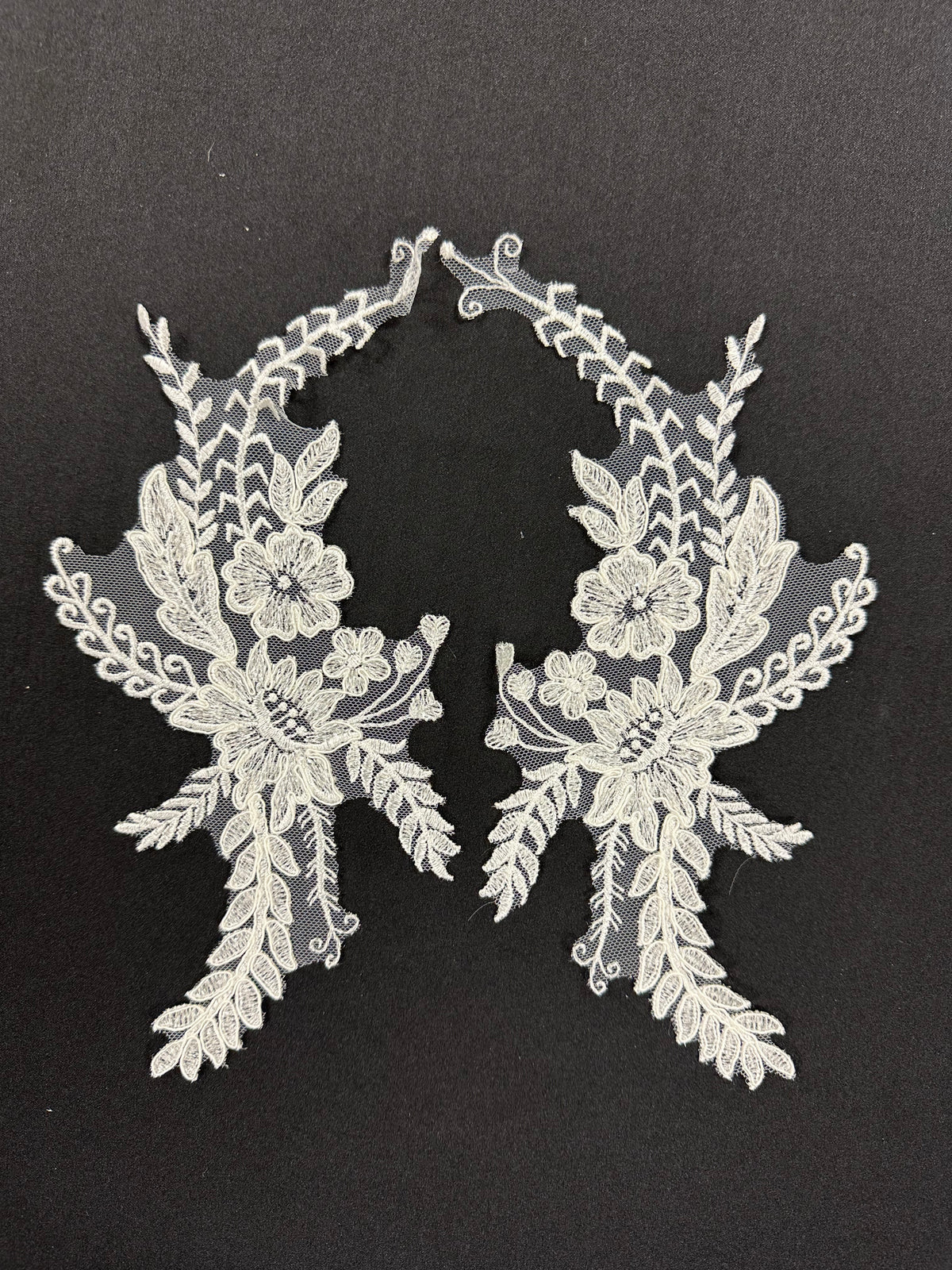 Elfenbeinfarbene Paillettenapplikationen – MT6002