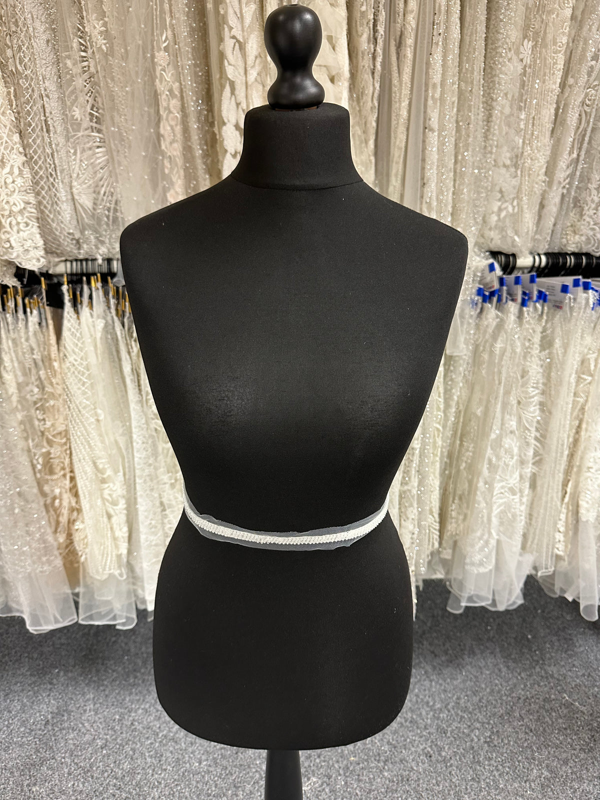 Elfenbeinfarbene, perlenbesetzte Kleiderborte - EH2002