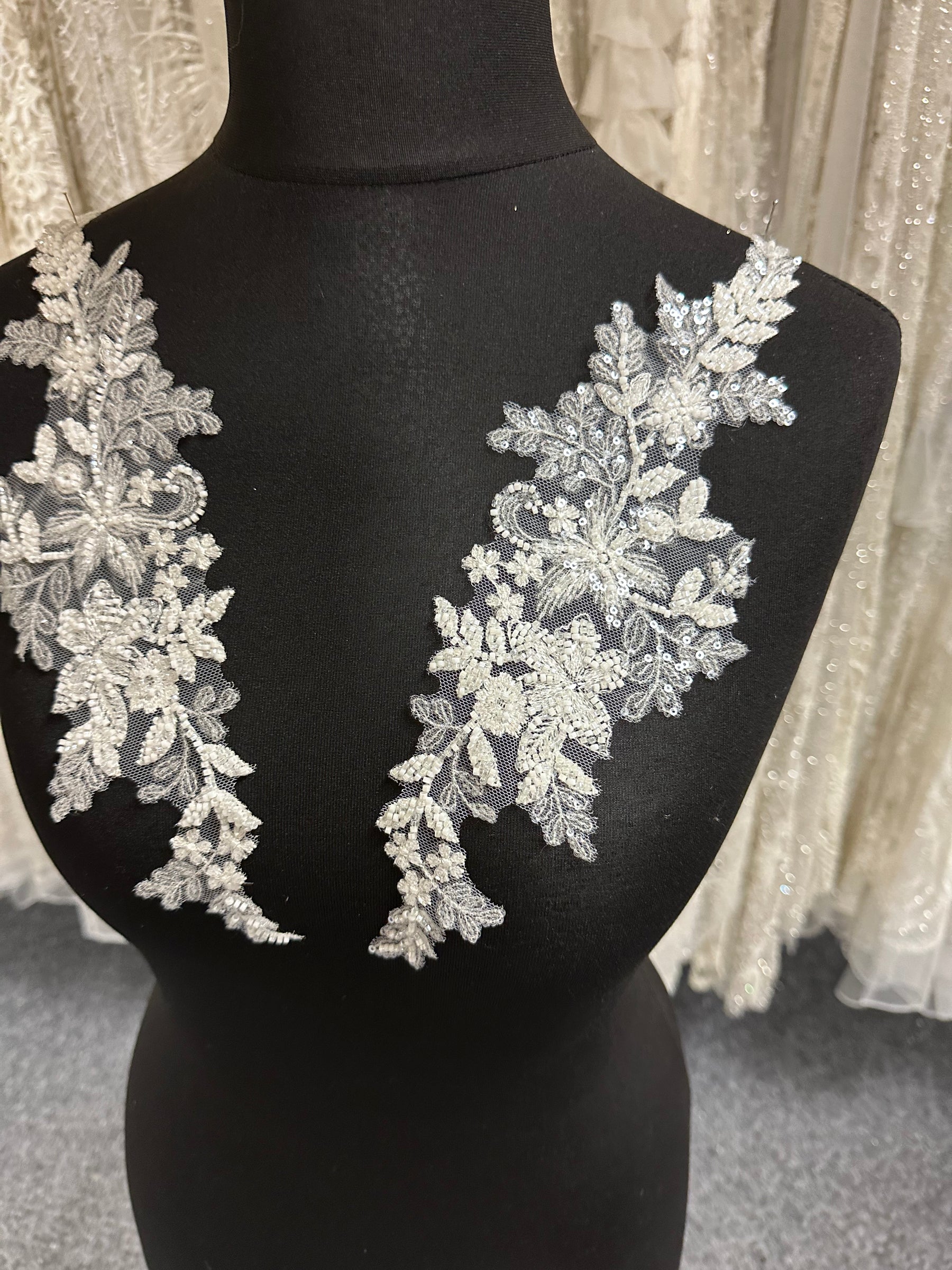 Elfenbeinfarbene Perlenapplikationen - MT4007