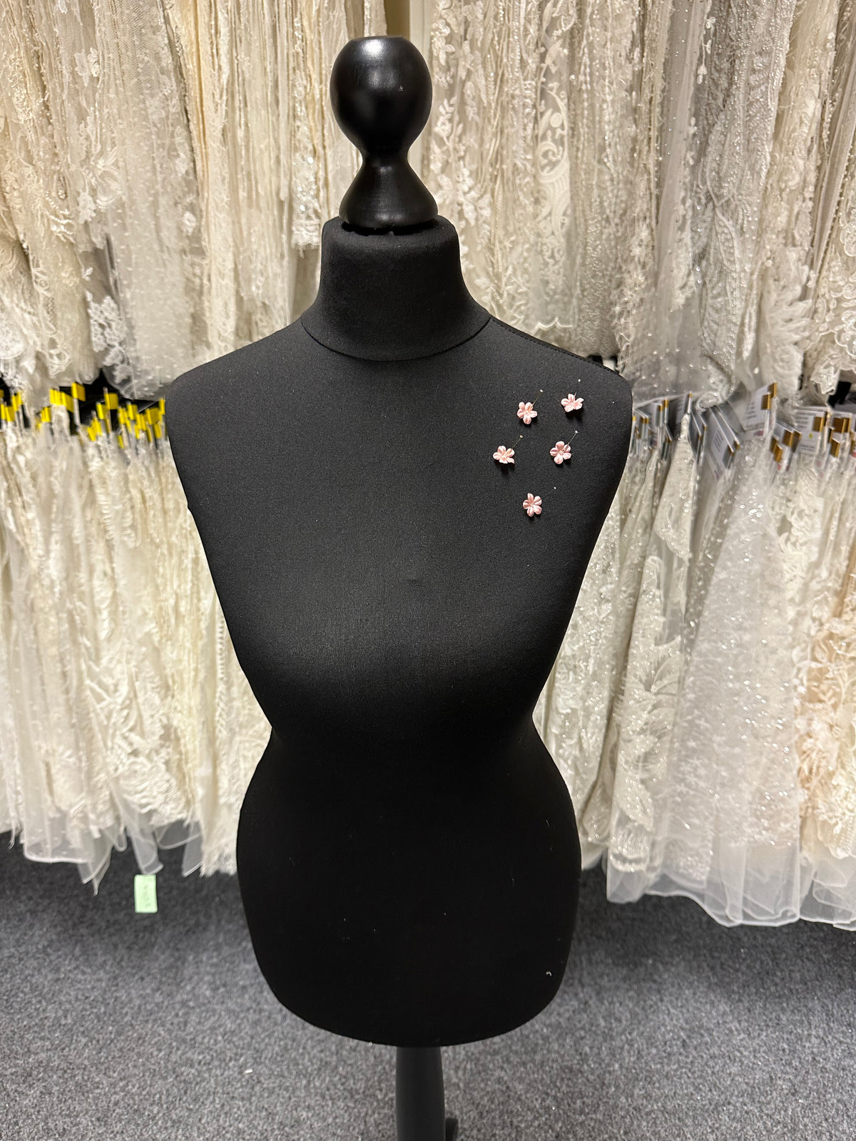 Hellrosa lasergeschnittene Blumen - M11 (Beutel mit 144 Stück)