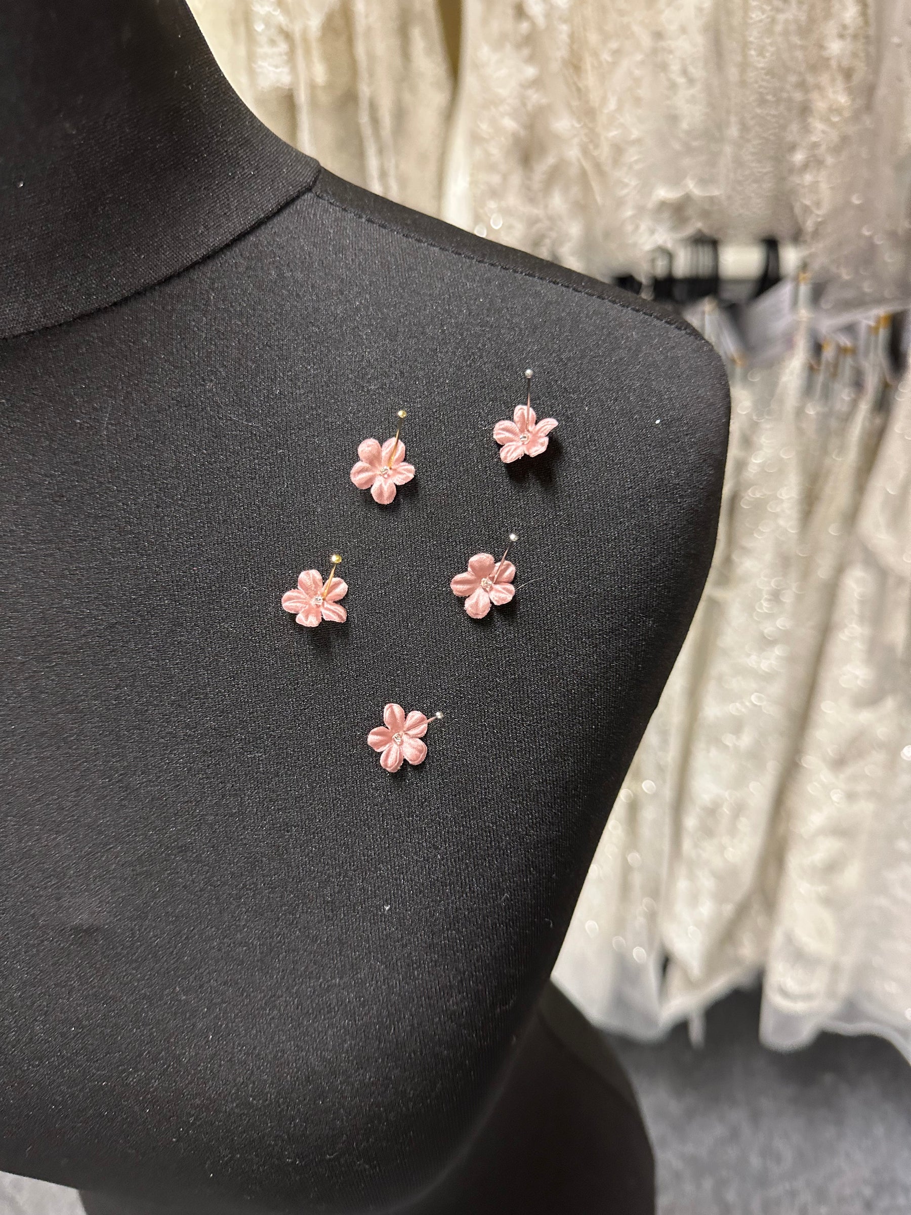 Hellrosa lasergeschnittene Blumen - M11 (Beutel mit 144 Stück)