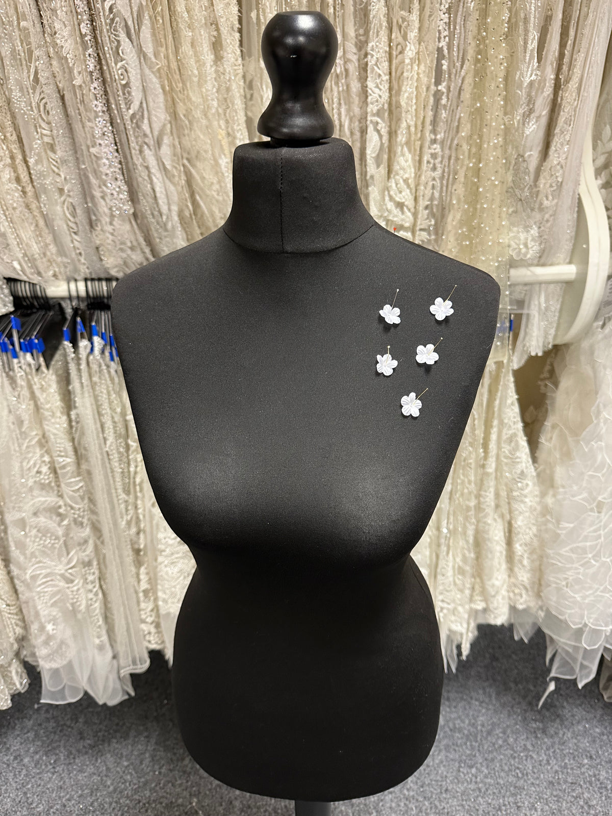 Weiße lasergeschnittene Blumen - M10 (Beutel mit 144 Stück) (Kopie)