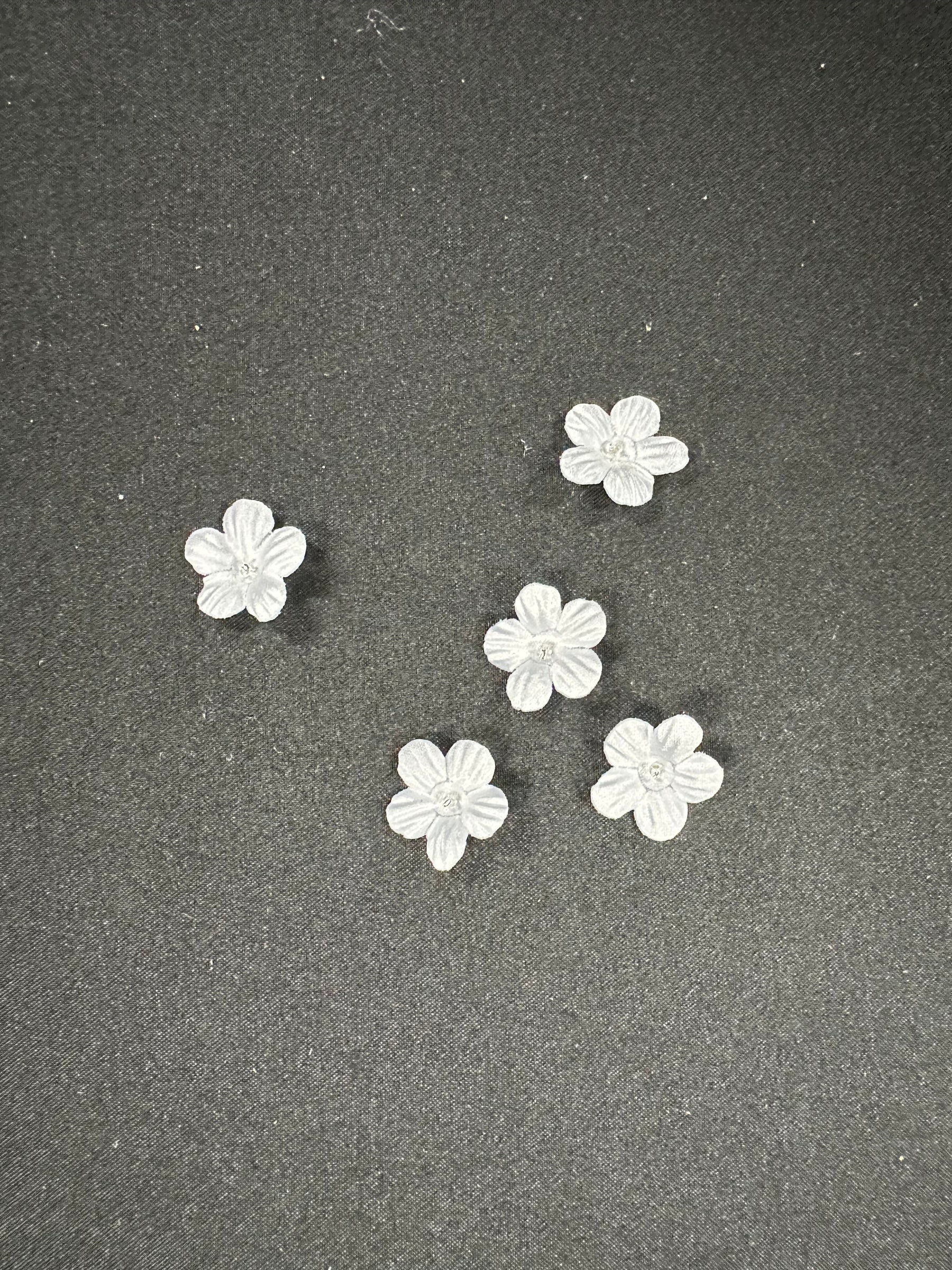 Weiße lasergeschnittene Blumen - M11 (Beutel mit 144 Stück)