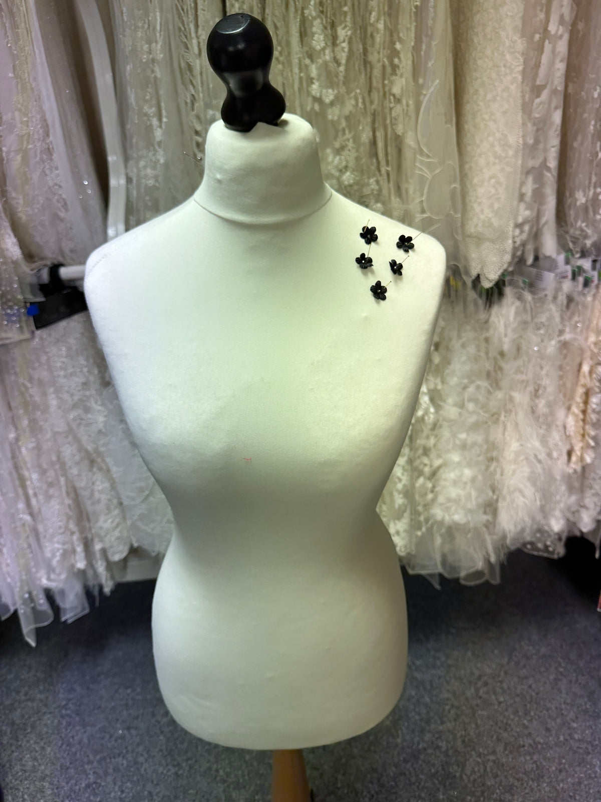 Schwarze Satinblumen - M10 (Beutel mit 144 Stück)