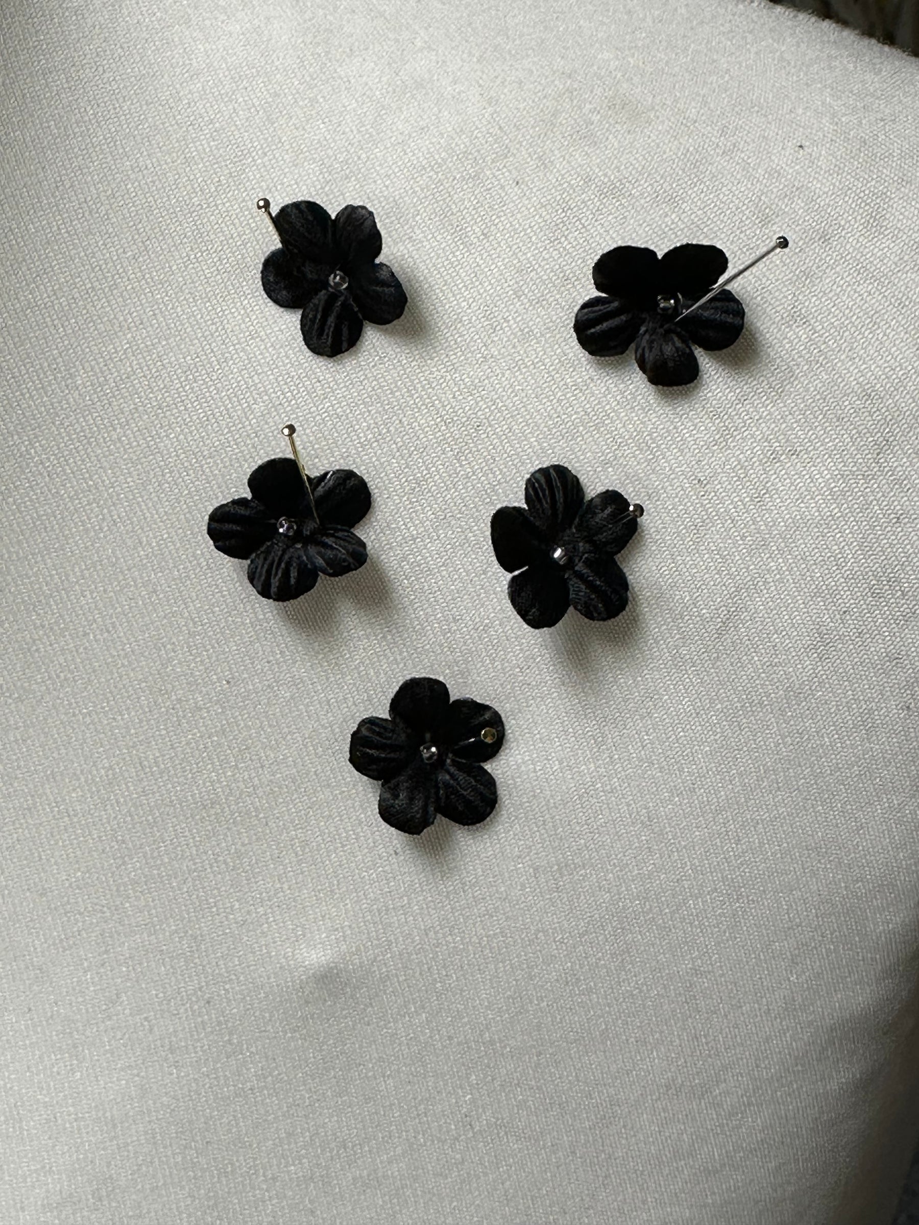 Schwarze Satinblumen - M10 (Beutel mit 144 Stück)