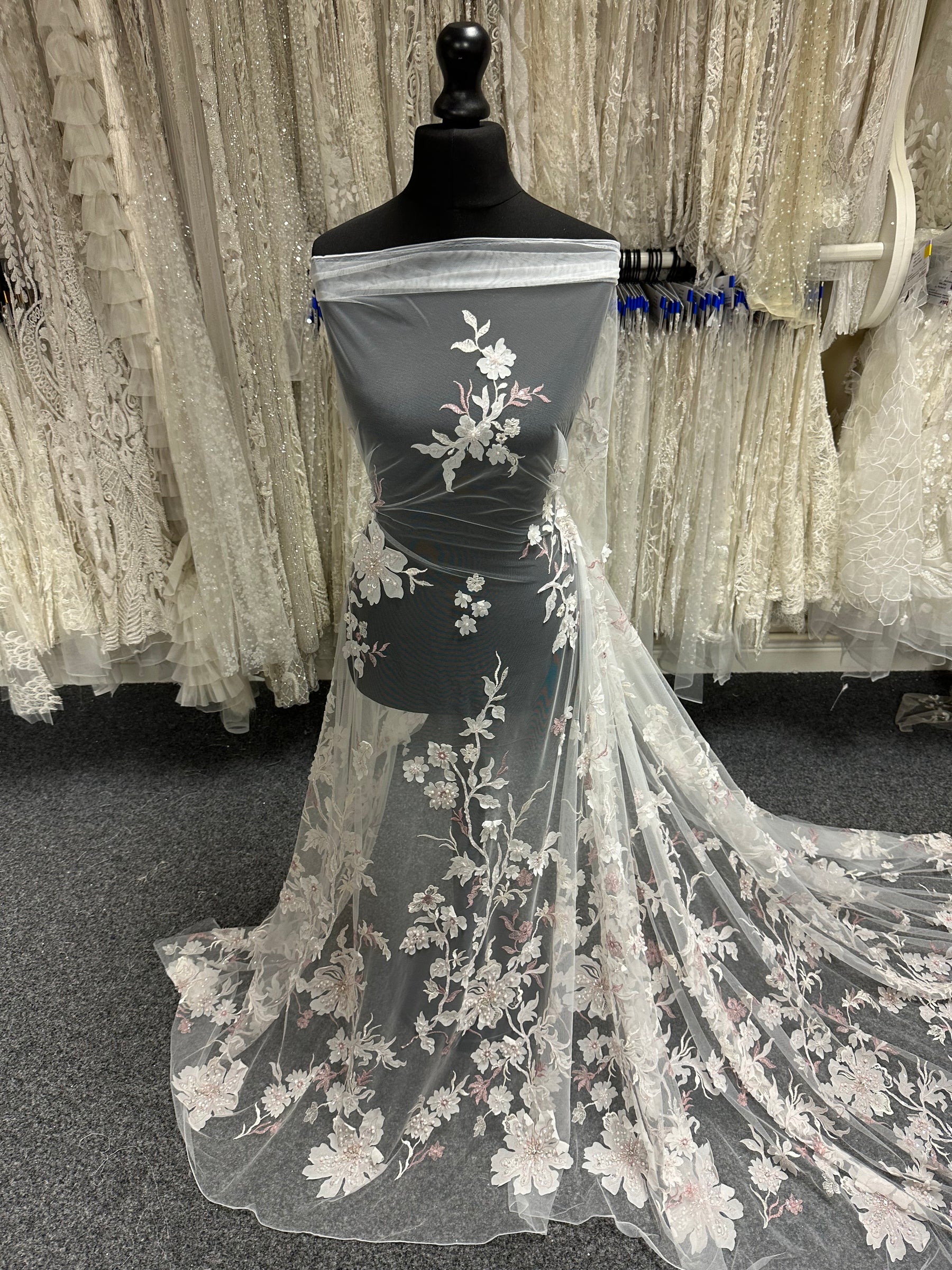 Bestickte Spitze in Rosa und Elfenbein - EB1015