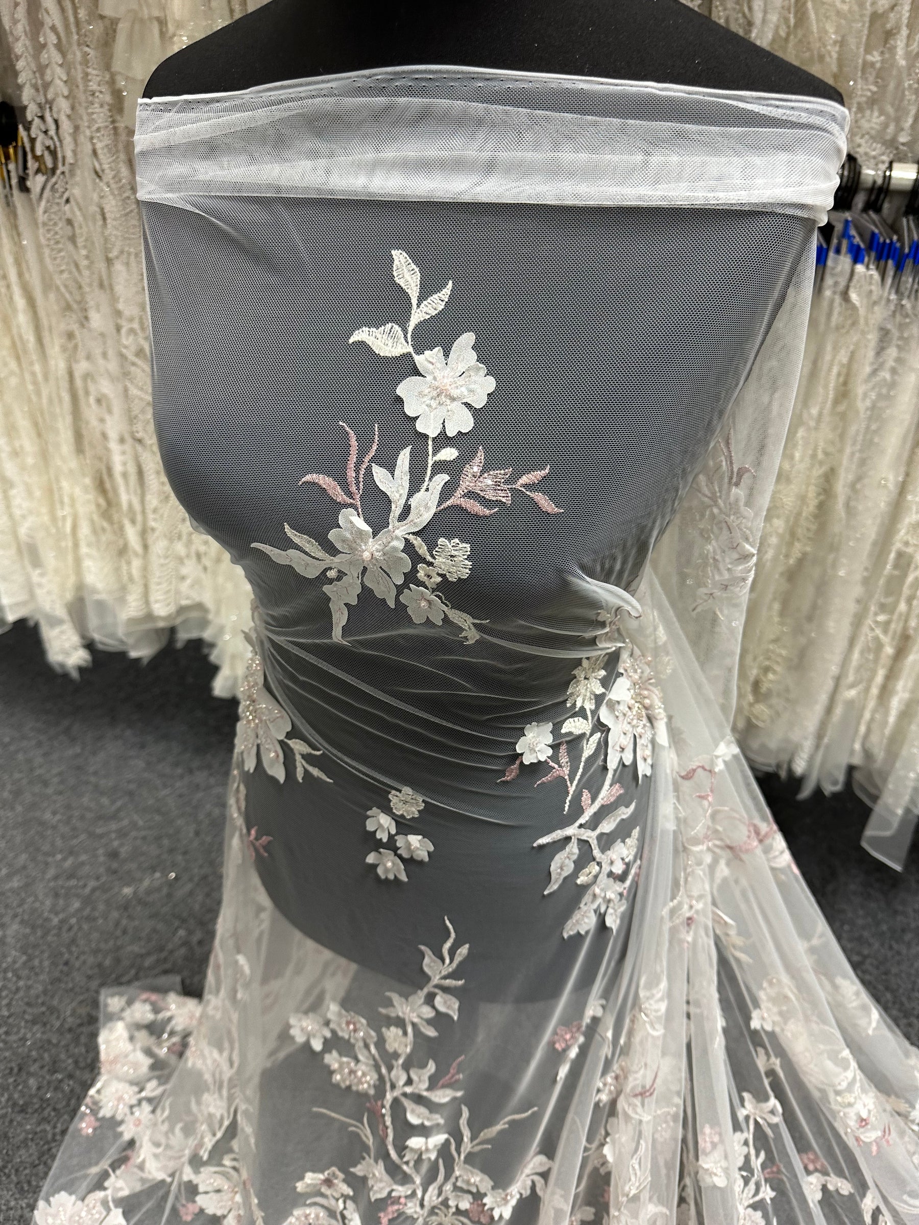 Bestickte Spitze in Rosa und Elfenbein - EB1015