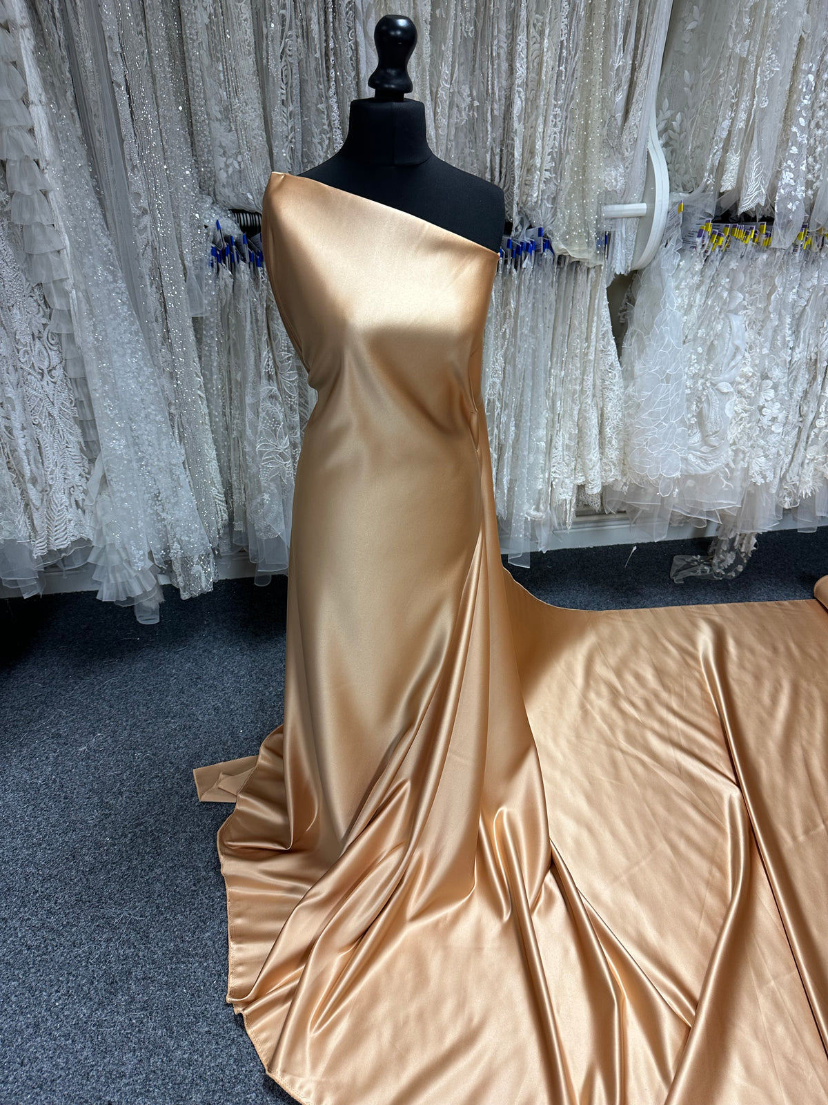 Goldfarbener Polyester-Satin – Scenery