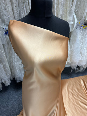 Goldfarbener Polyester-Satin – Scenery