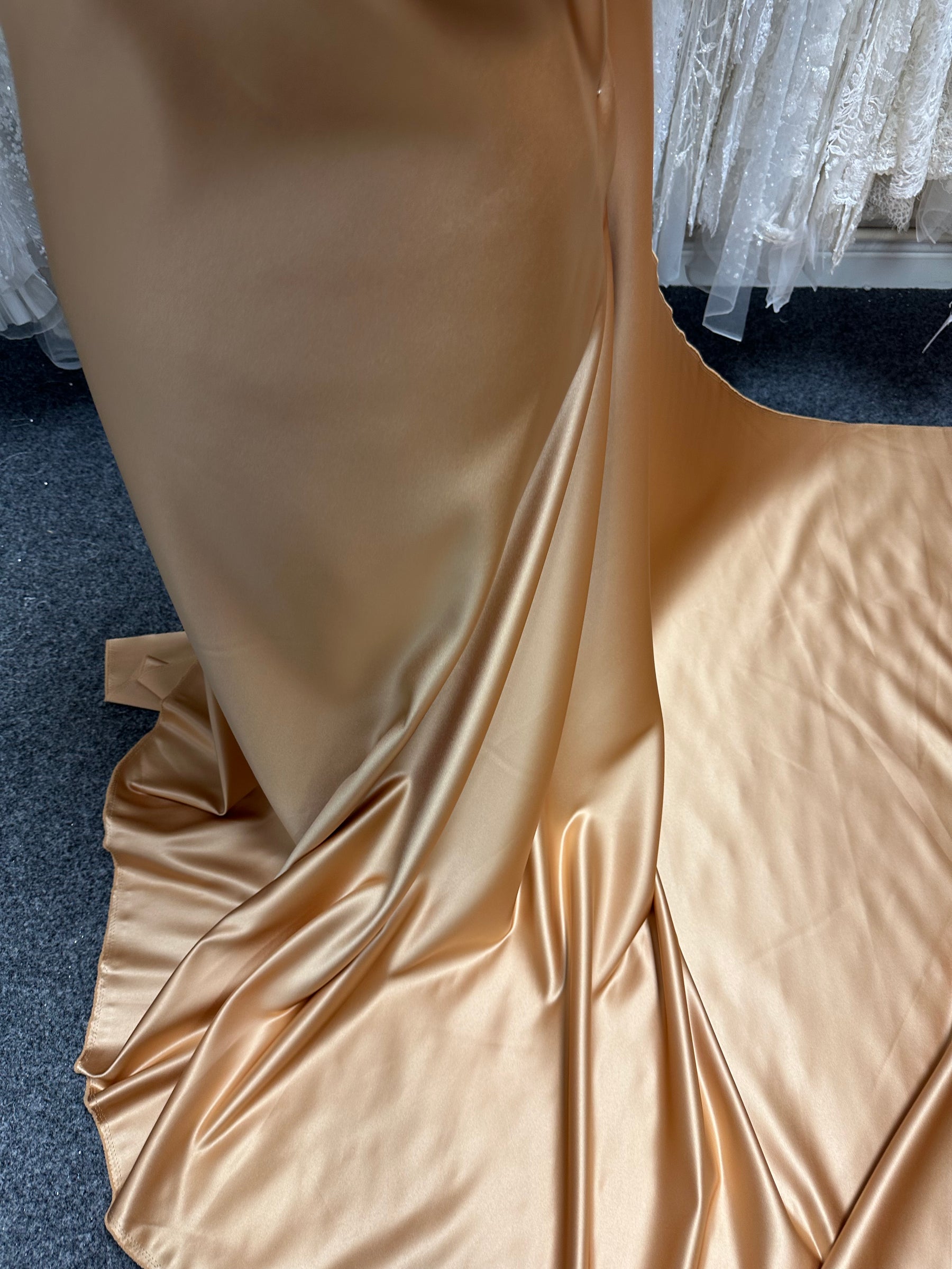 Goldfarbener Polyester-Satin – Scenery