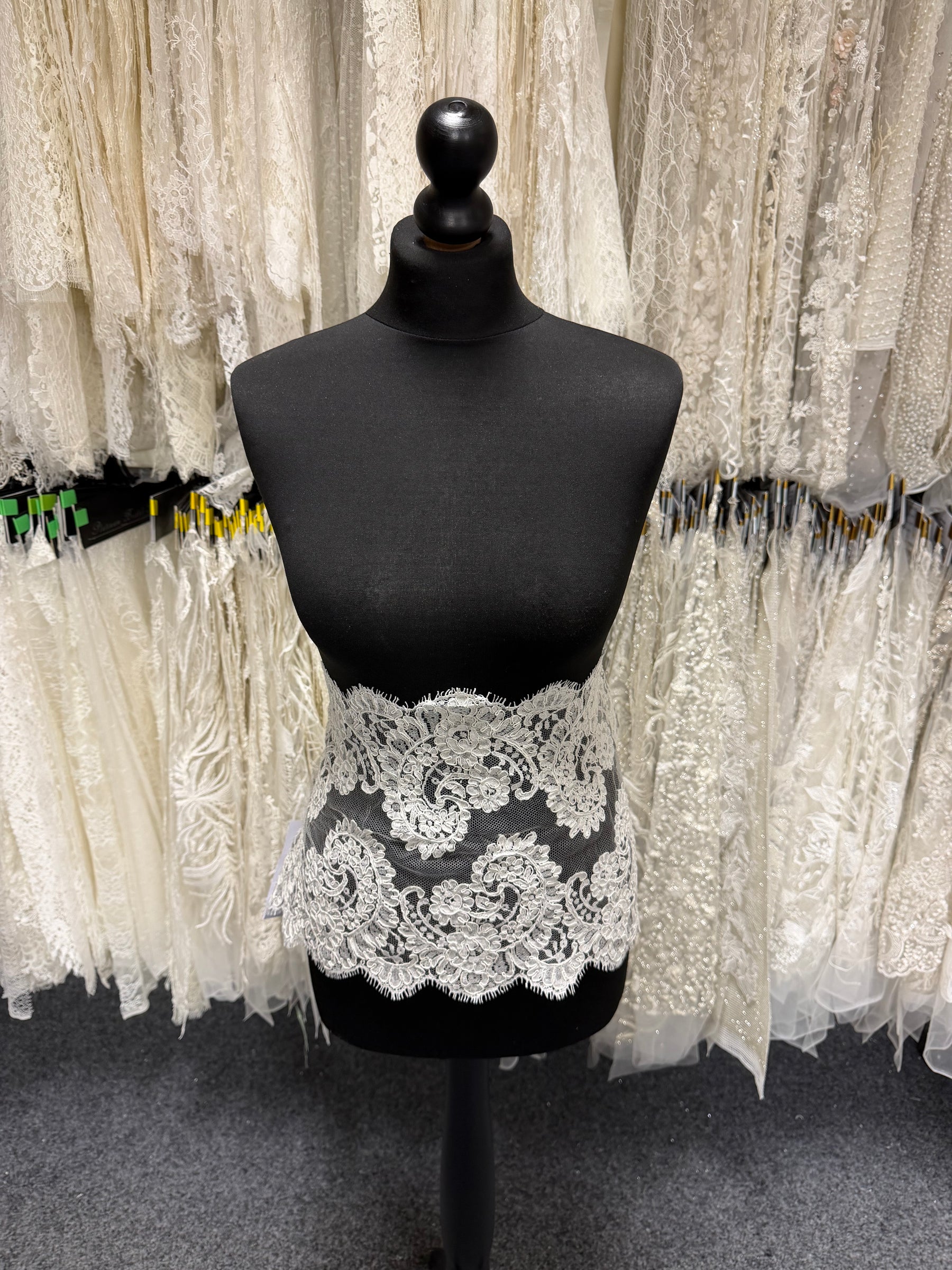 Elfenbeinfarbene, kordelbesetzte Chantilly-Spitzenborte – Sudaba