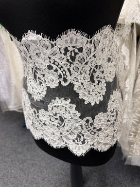 Elfenbeinfarbene, kordelbesetzte Chantilly-Spitzenborte – Sudaba