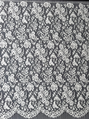Elfenbeinfarbene Chantilly-Spitze – P182