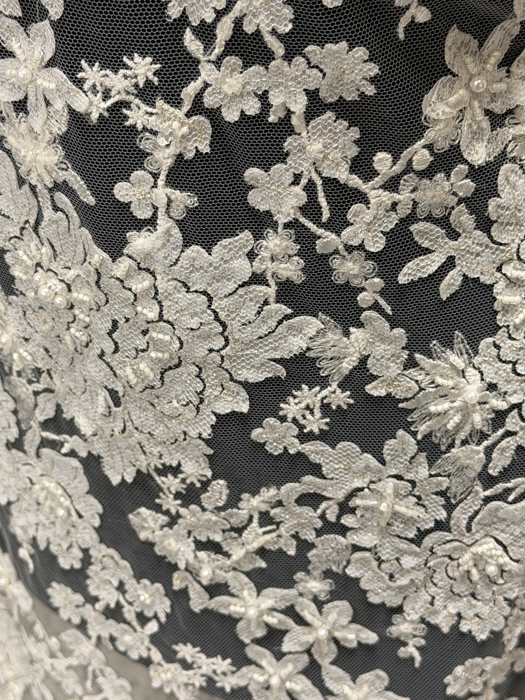 Elfenbein/Silber bestickter Perlen-Tüll - EB1077