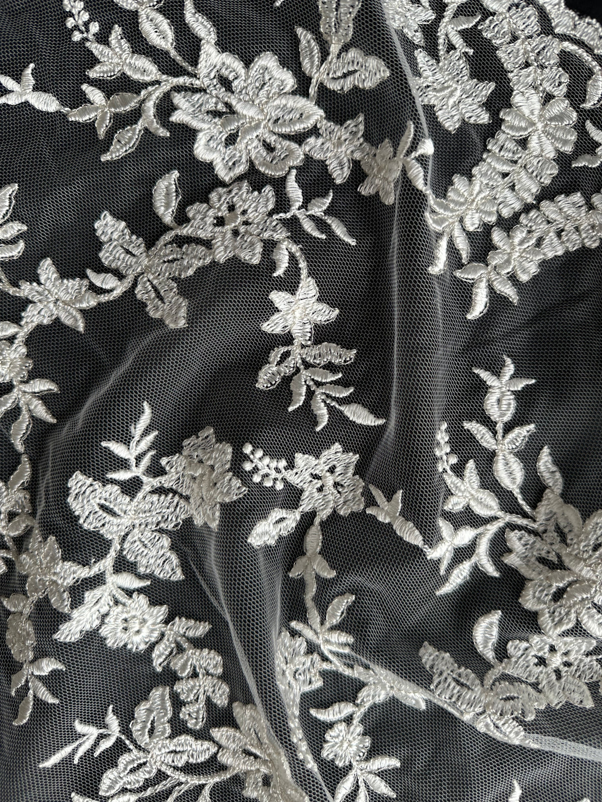 Elfenbeinfarbene bestickte Spitze - P651