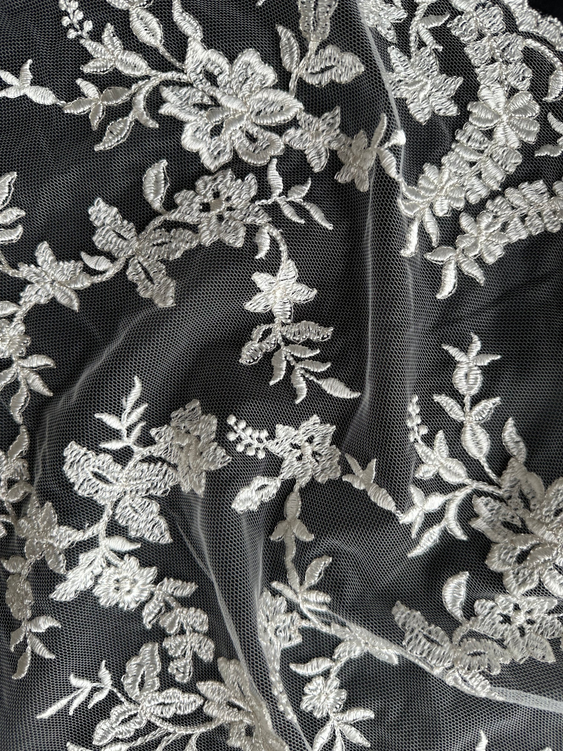 Elfenbeinfarbene bestickte Spitze - P651