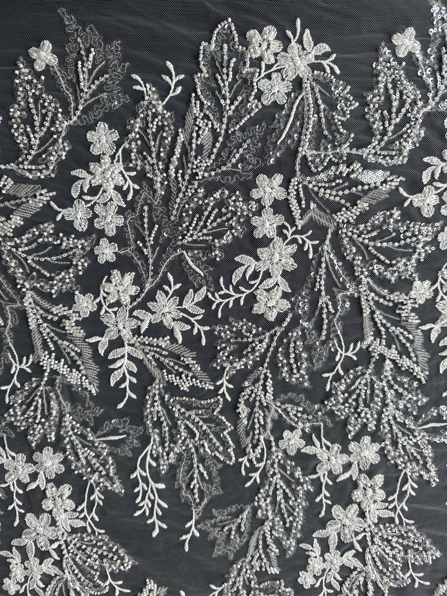 Elfenbeinfarbene Perlenstickerei-Spitze - EB1099