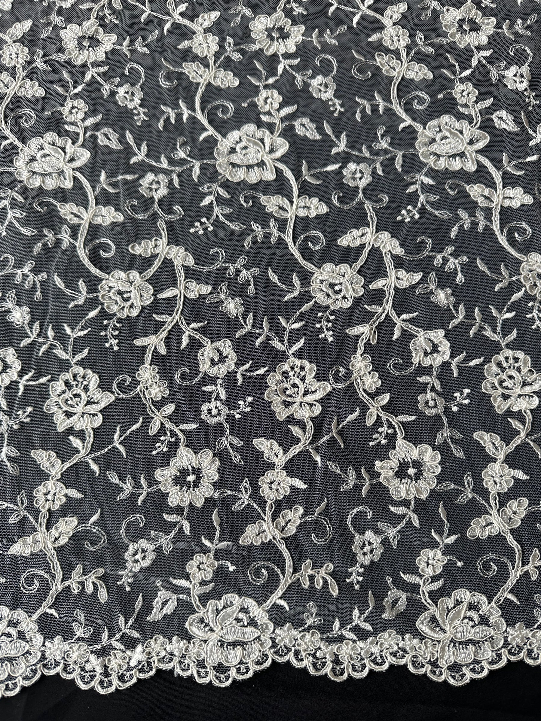 Elfenbeinfarbene Kordelstickerei - P430